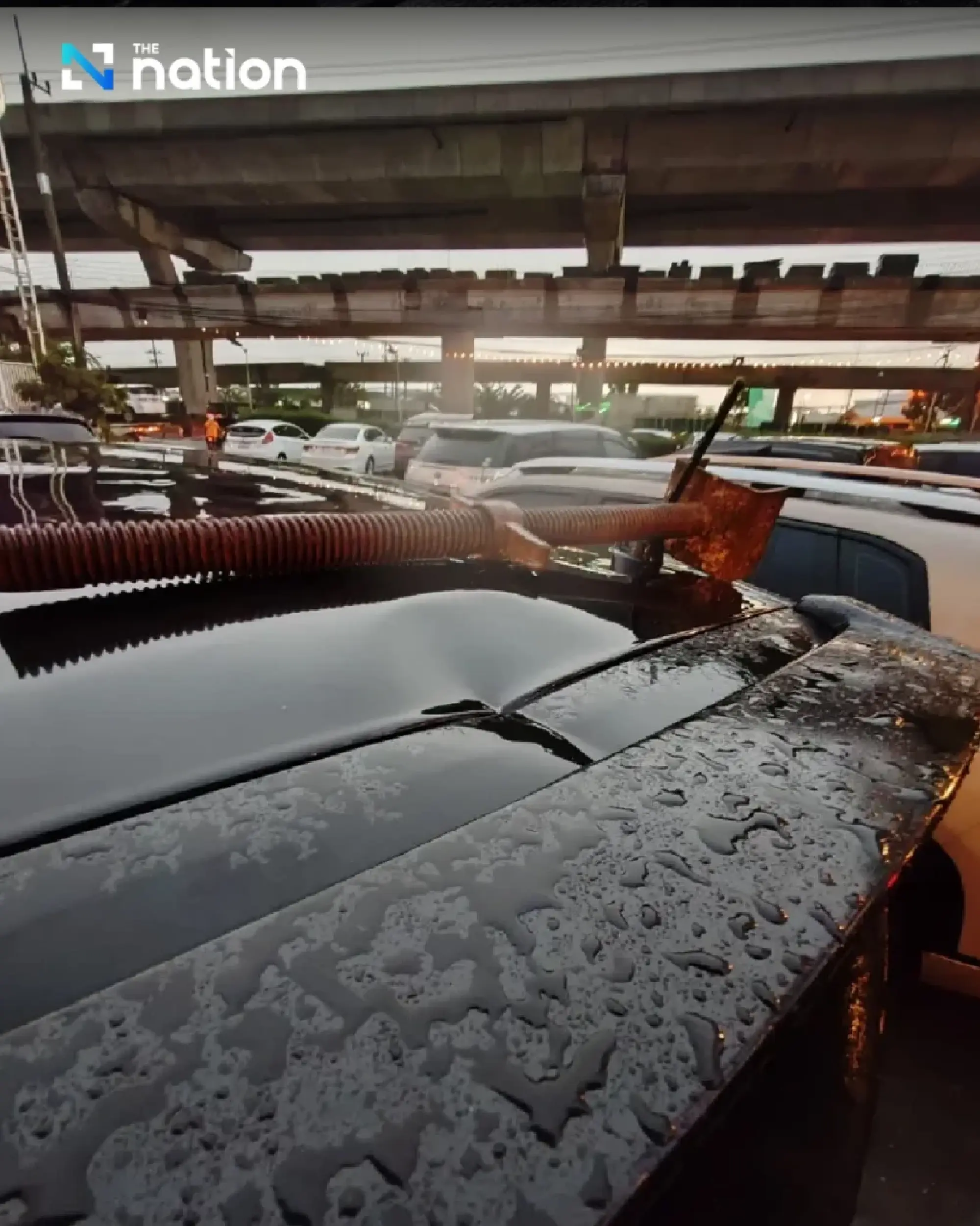 Company pledges compensation after steel falls on car in Samut Sakhon