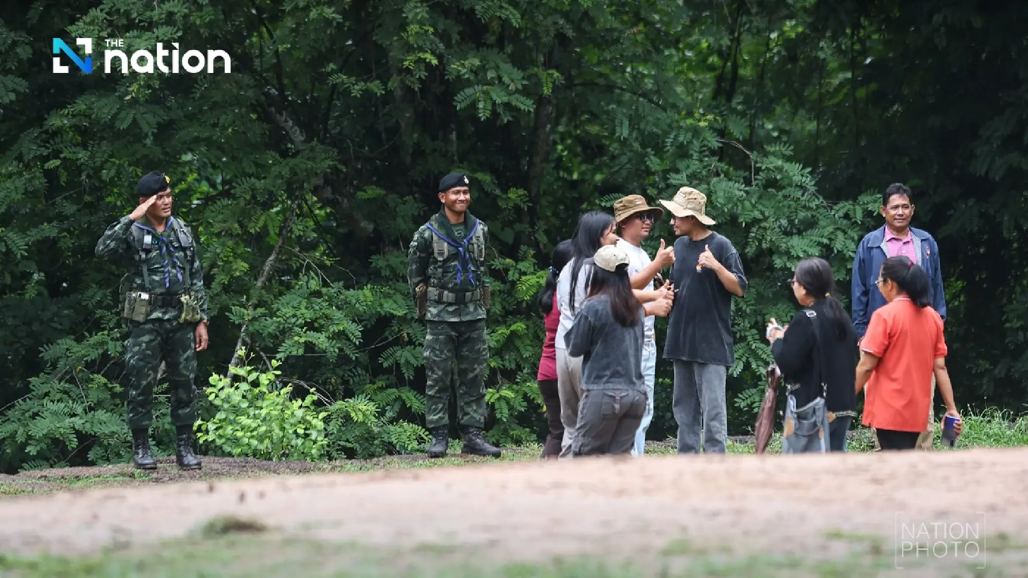 Thai tourists visit troops at Prasat Ta Muen Thom to show support