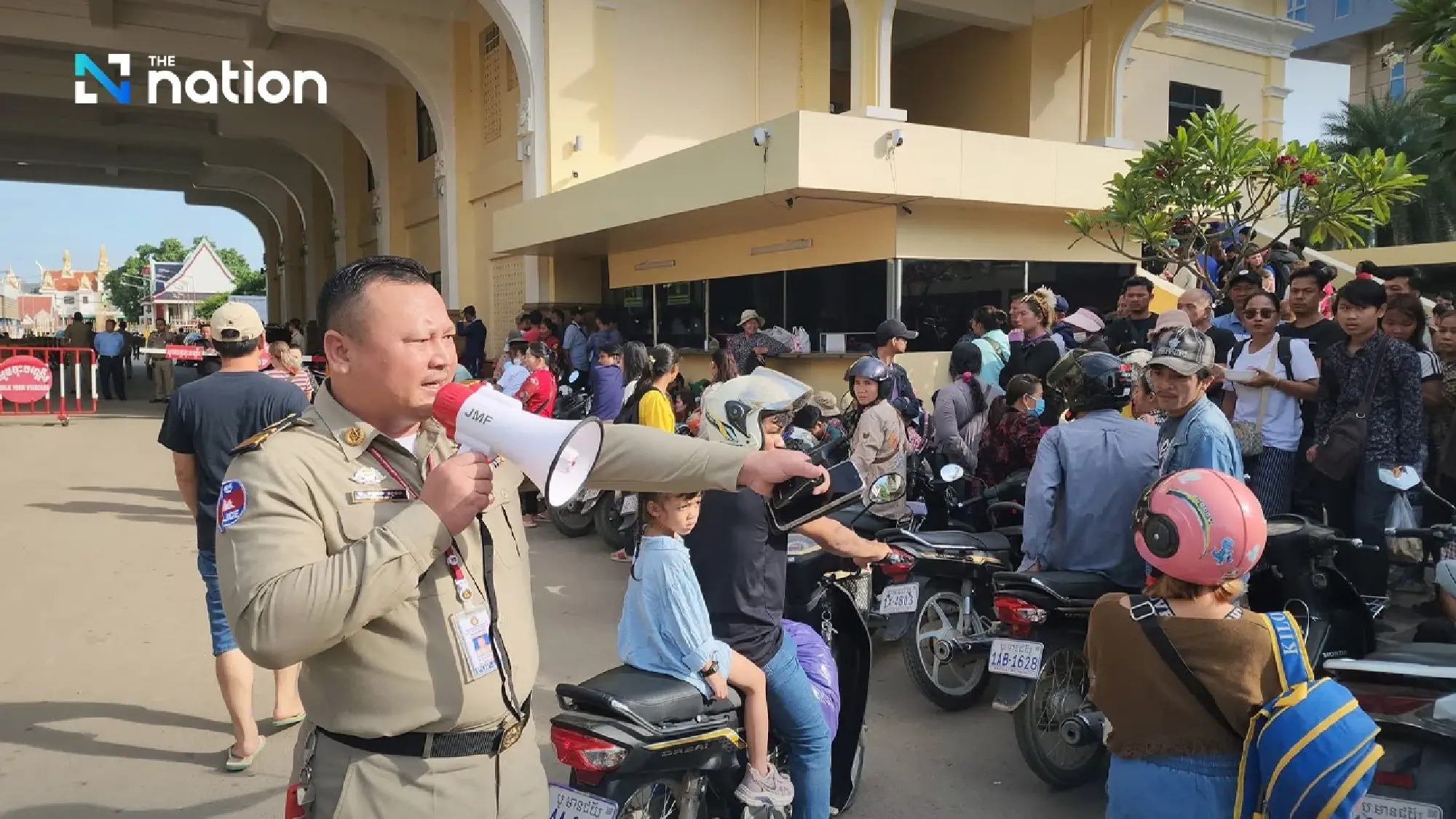 Cambodians rush to stockpile Thai fuel and bottled water after Hun Sen\'s announcement
