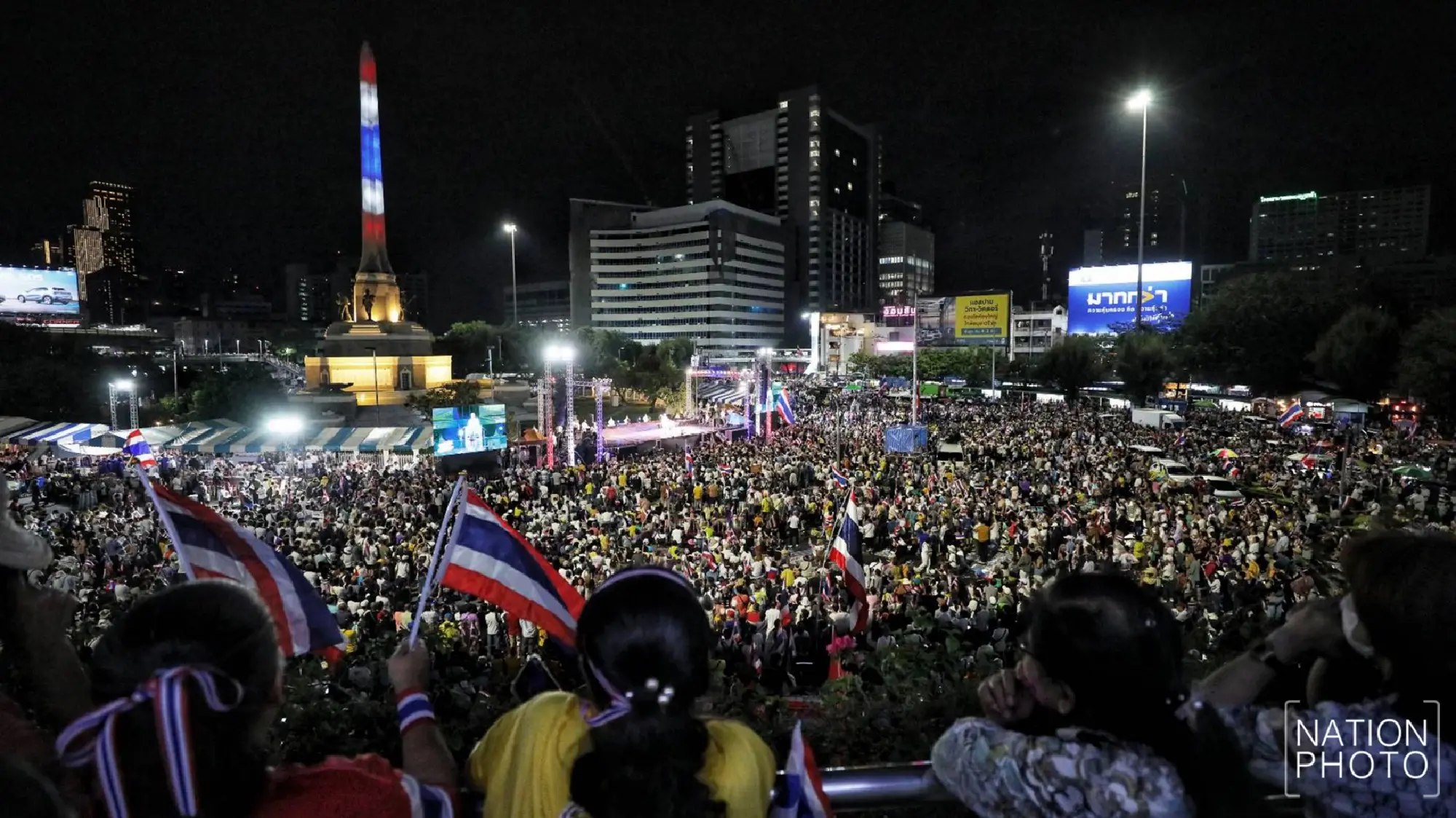 Sondhi plays Sarit clip, blasts Thaksin and Hun Sen in fiery speech