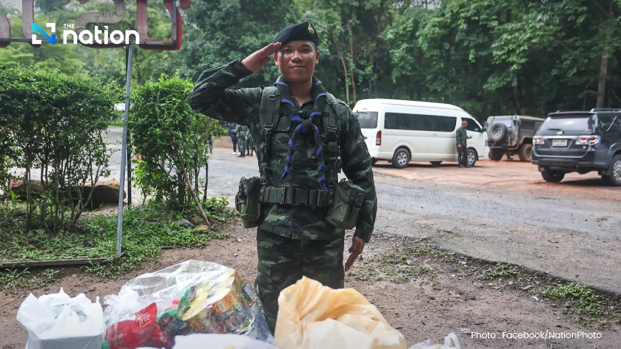 Thai tourists visit troops at Prasat Ta Muen Thom to show support