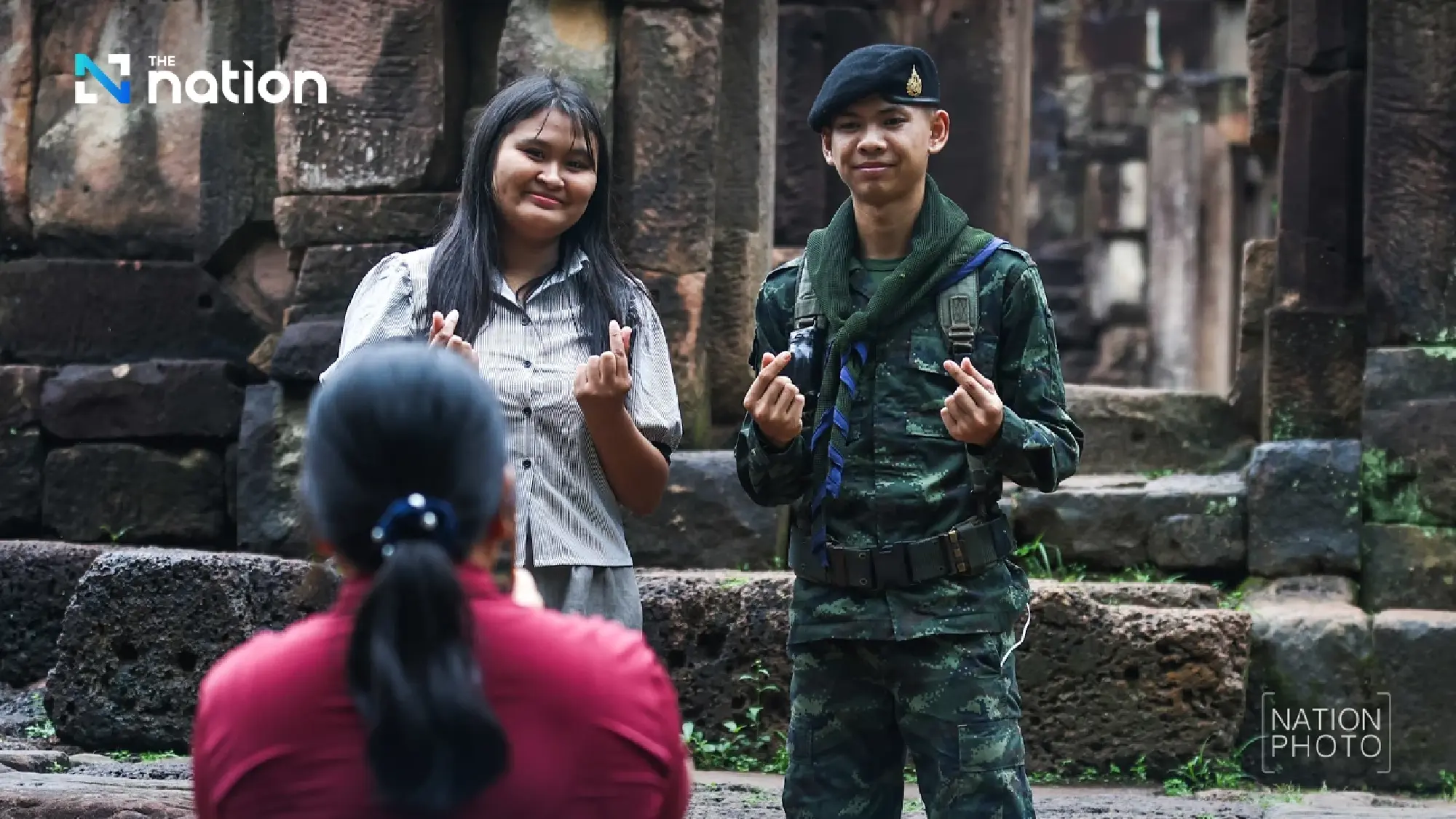 Thai tourists visit troops at Prasat Ta Muen Thom to show support