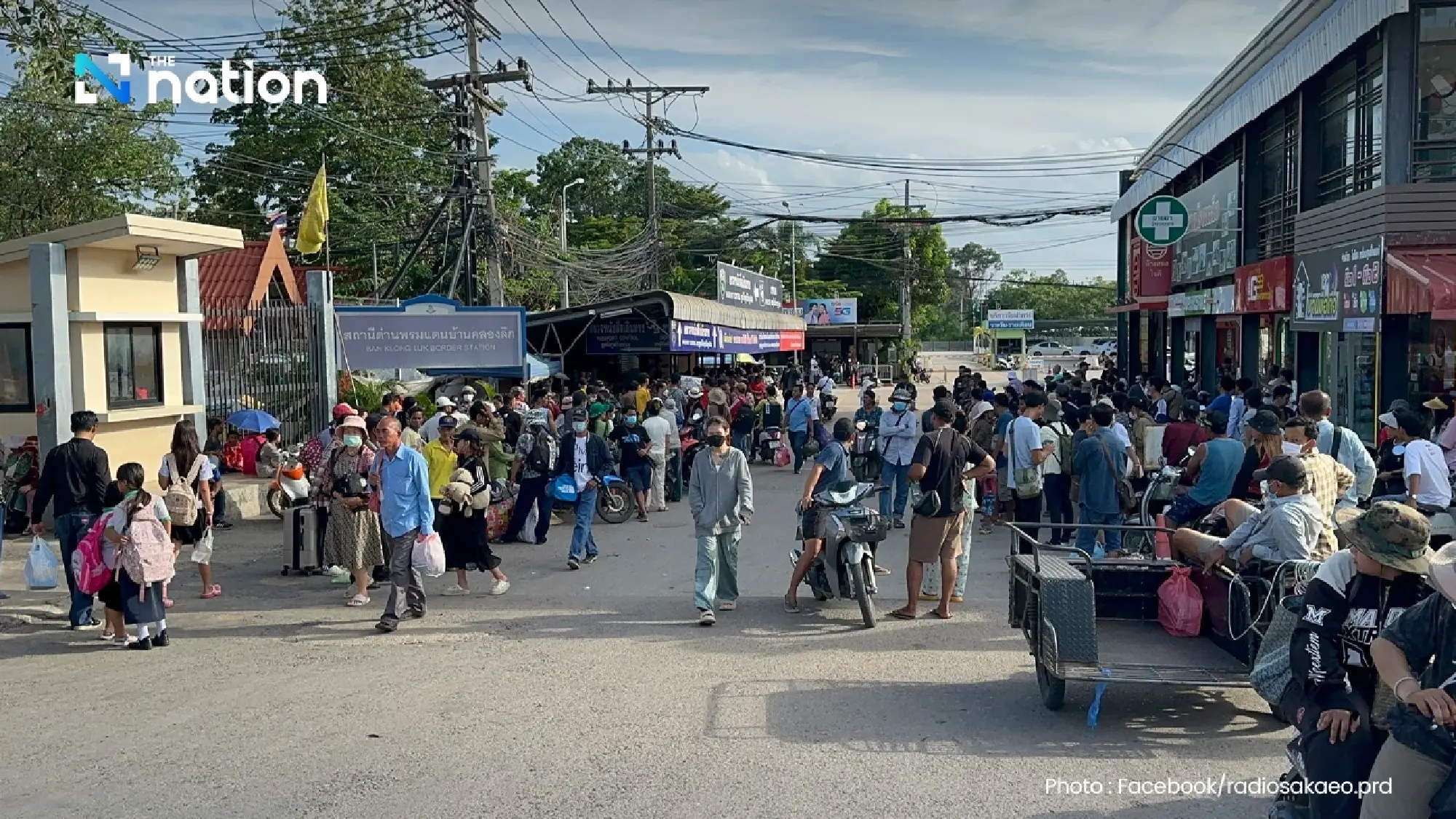 Over 1,000 Cambodian workers rush to return home amid border clashes, crowding Ban Khlong Luek checkpoint