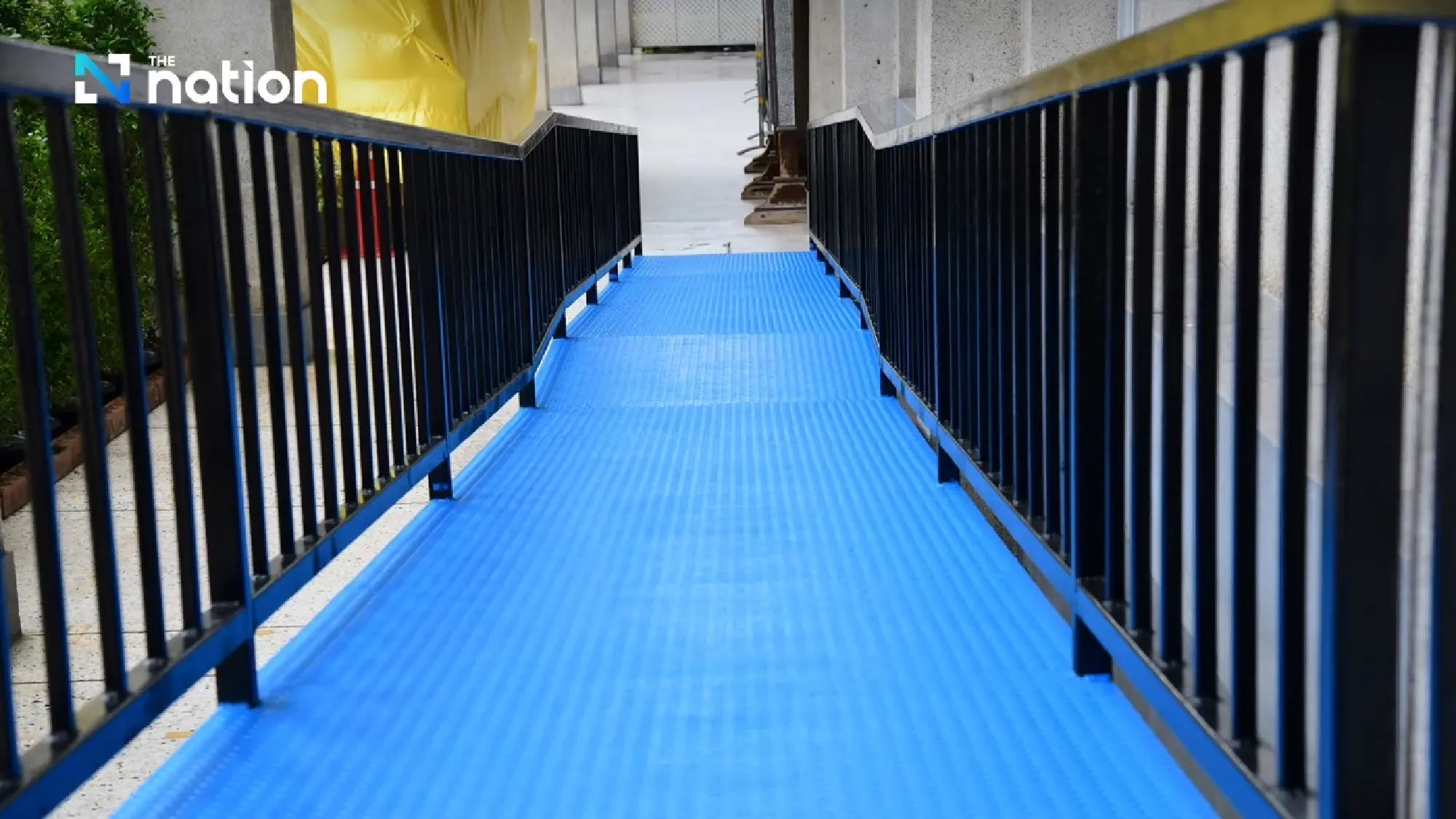 Chadchart inaugurates new wheelchair ramp at Bangkok City Hall (Sao Chingcha)