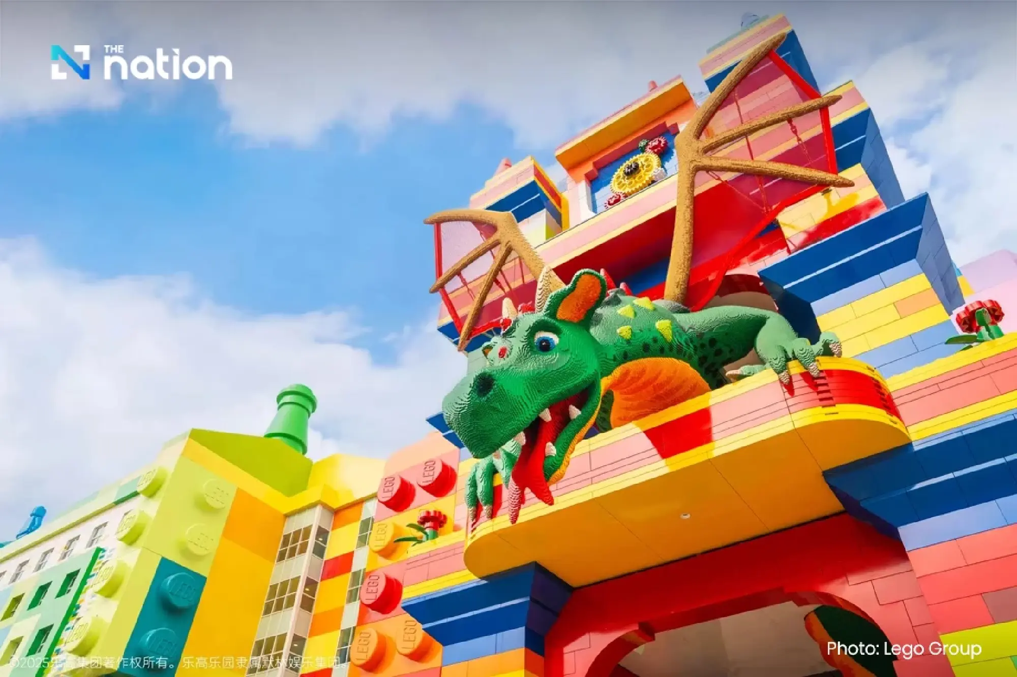 Legoland Shanghai Thronged on Opening Day, Defying Heatwave