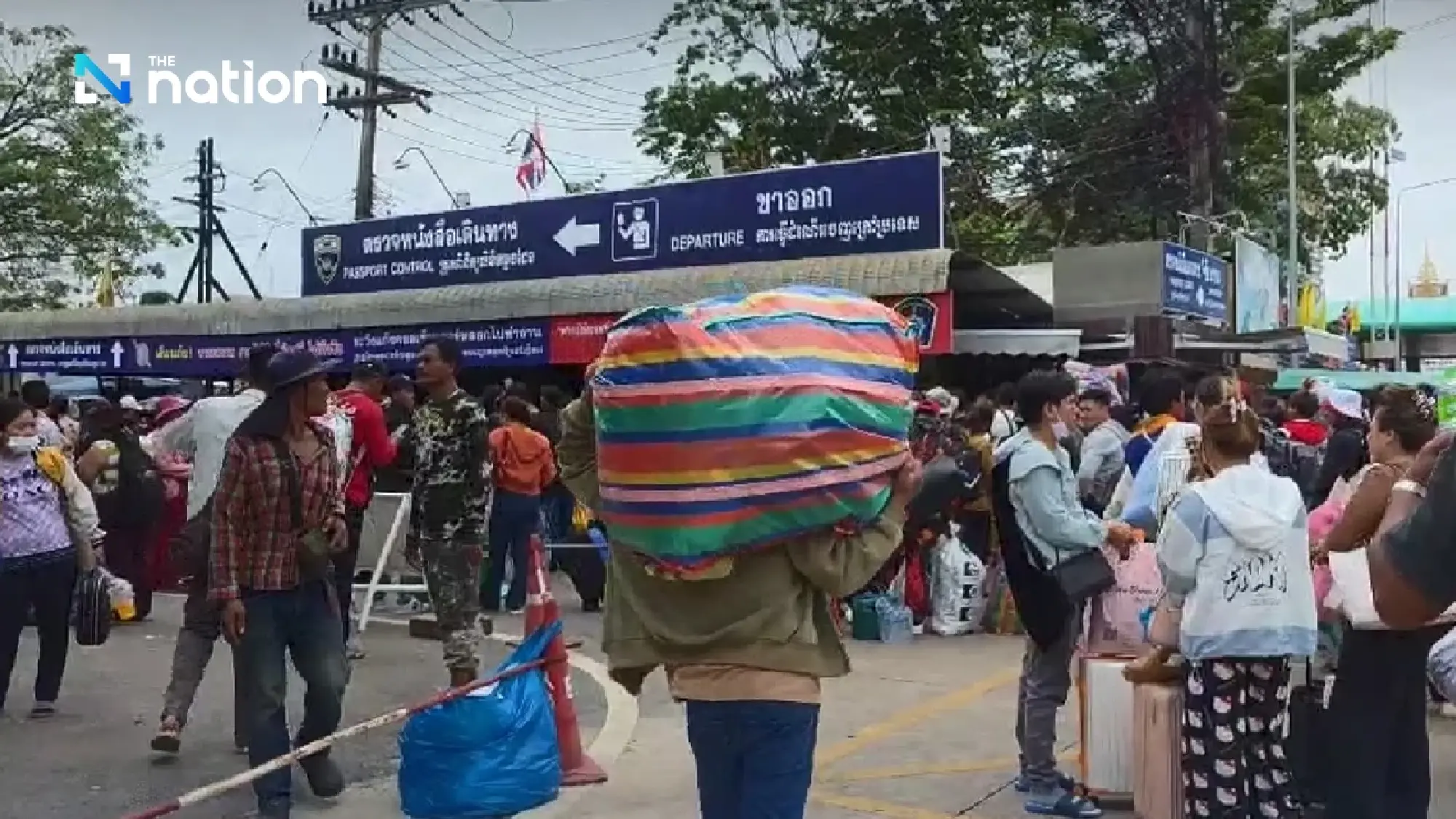 Over 1,000 Cambodian workers rush to return home amid border clashes, crowding Ban Khlong Luek checkpoint