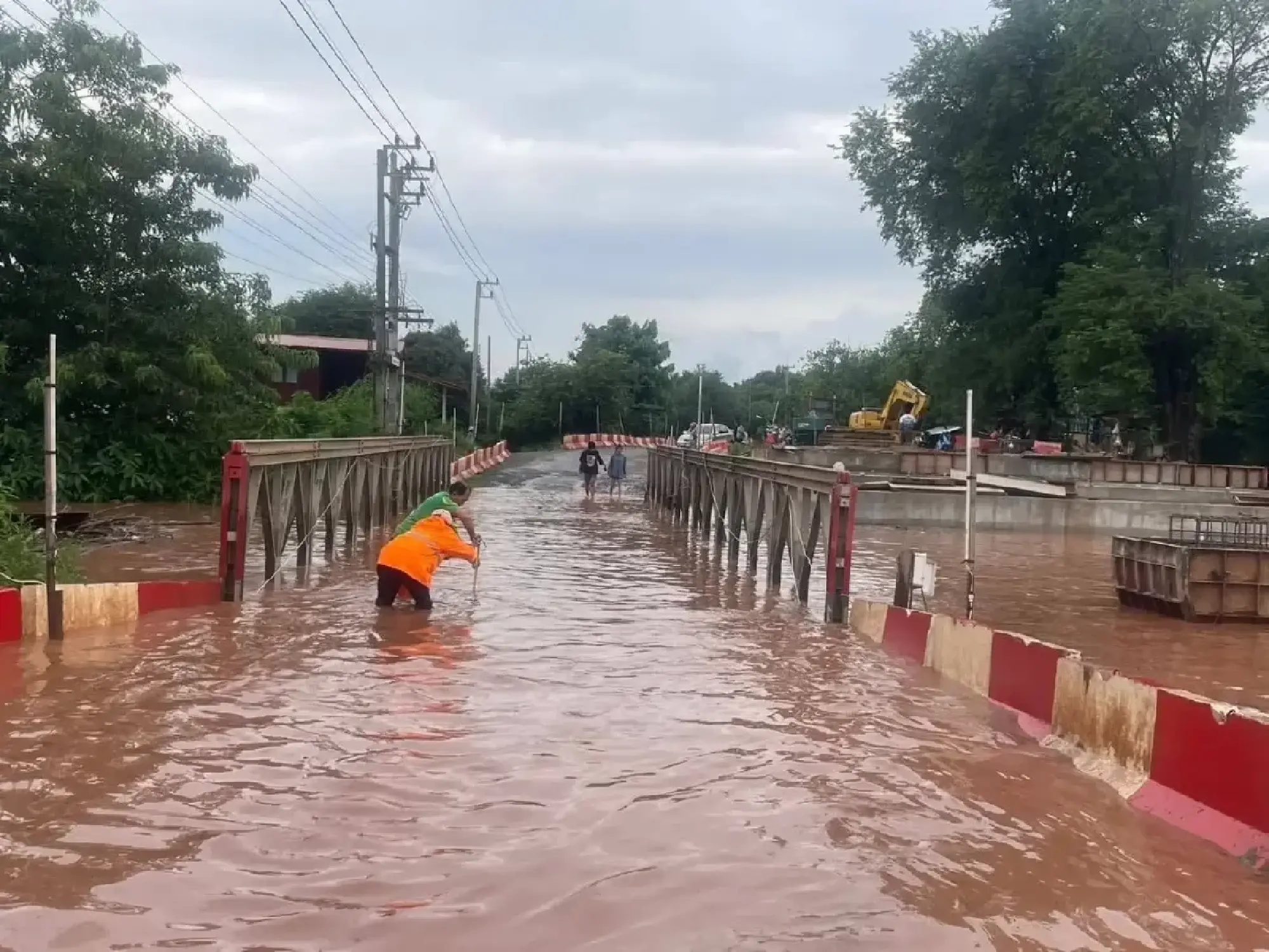 Flash floods hit Phrae, key temple submerged as landslides disrupt roads in Uttaradit