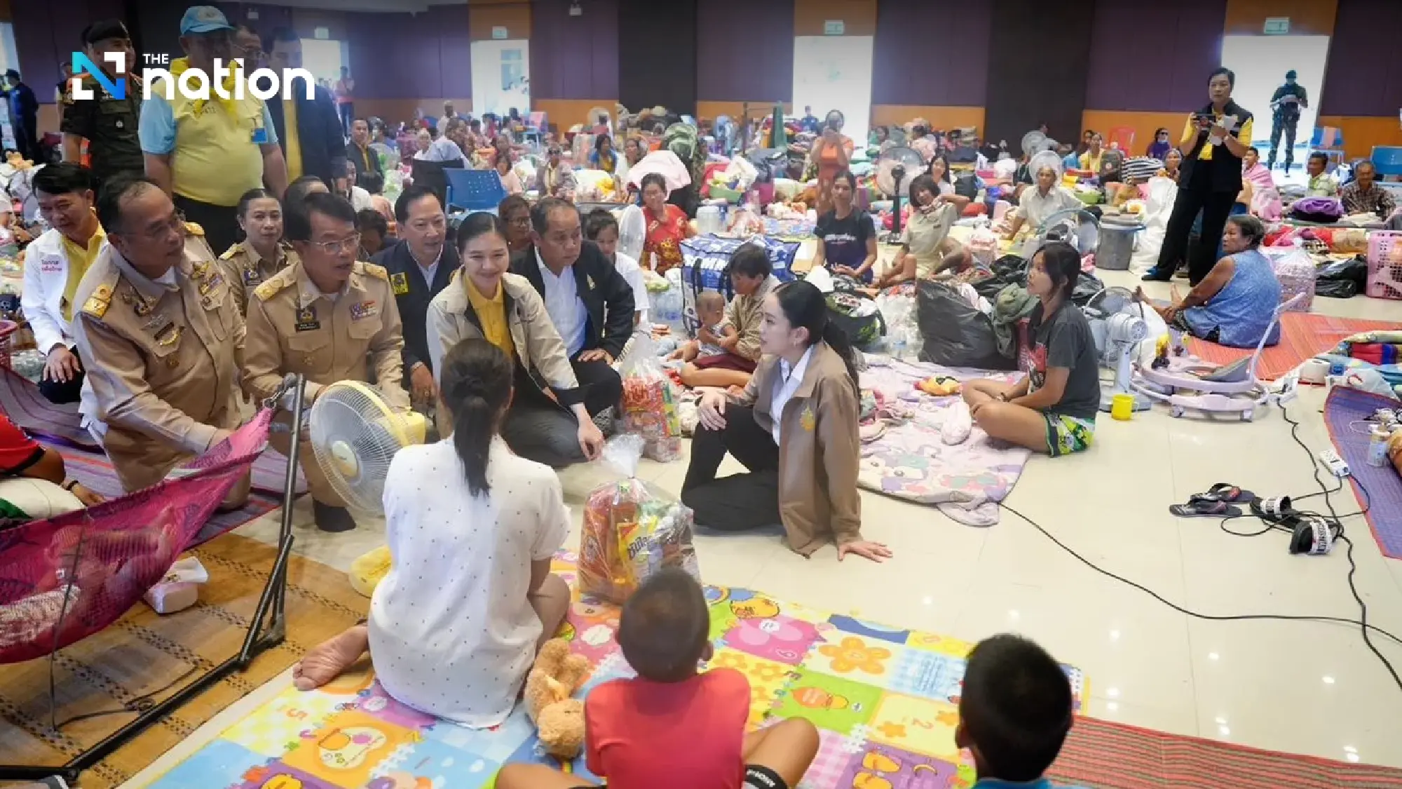 Paetongtarn visits evacuees, injured civilians and troops in Surin