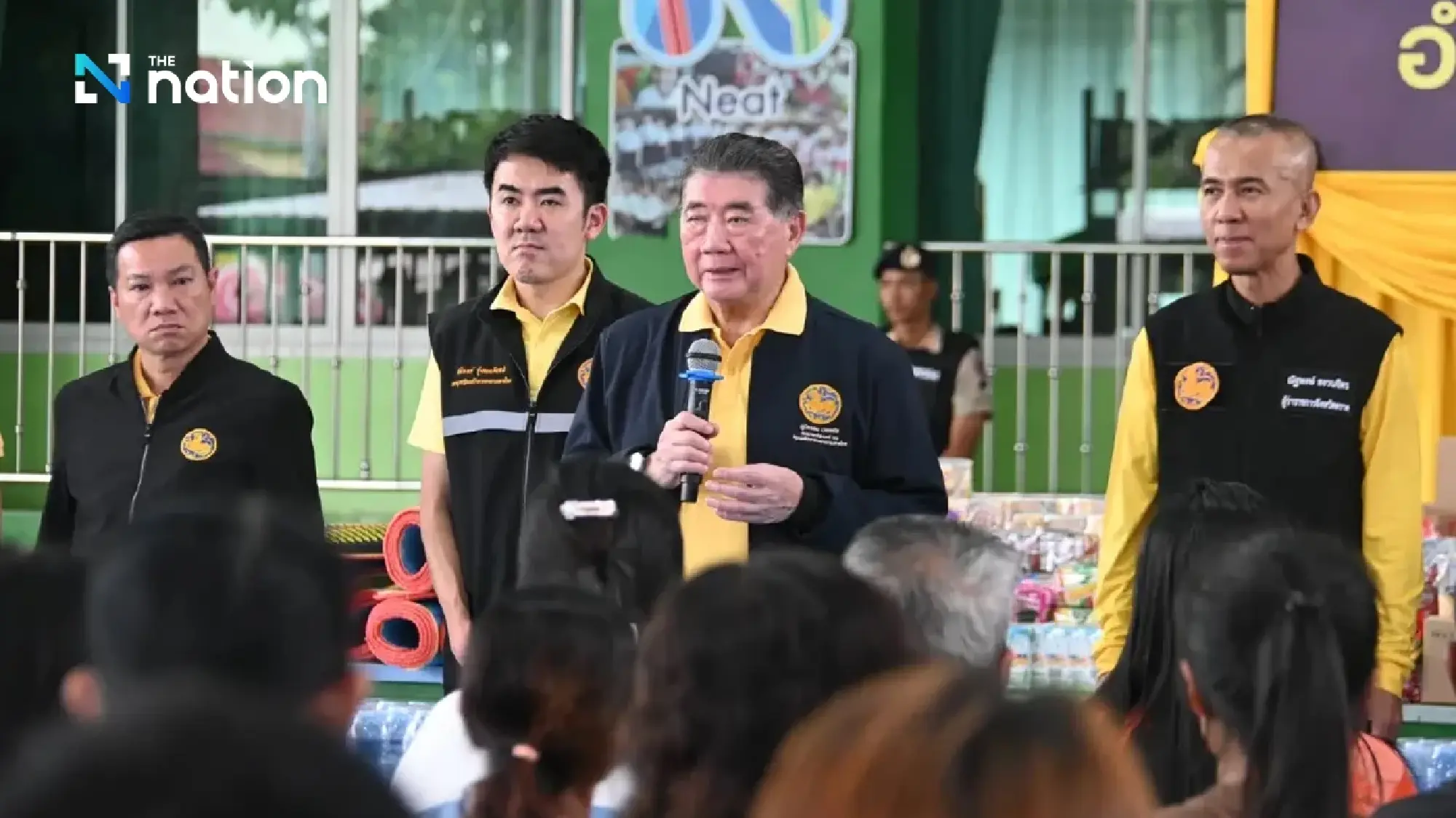 Phumtham visits Trat evacuation centre, says Paetongtarn sends her concern