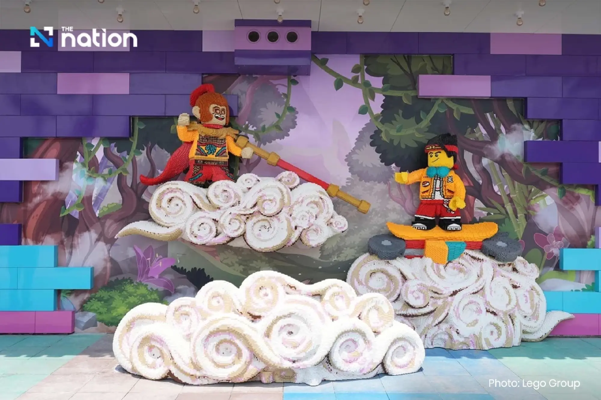 Legoland Shanghai Thronged on Opening Day, Defying Heatwave