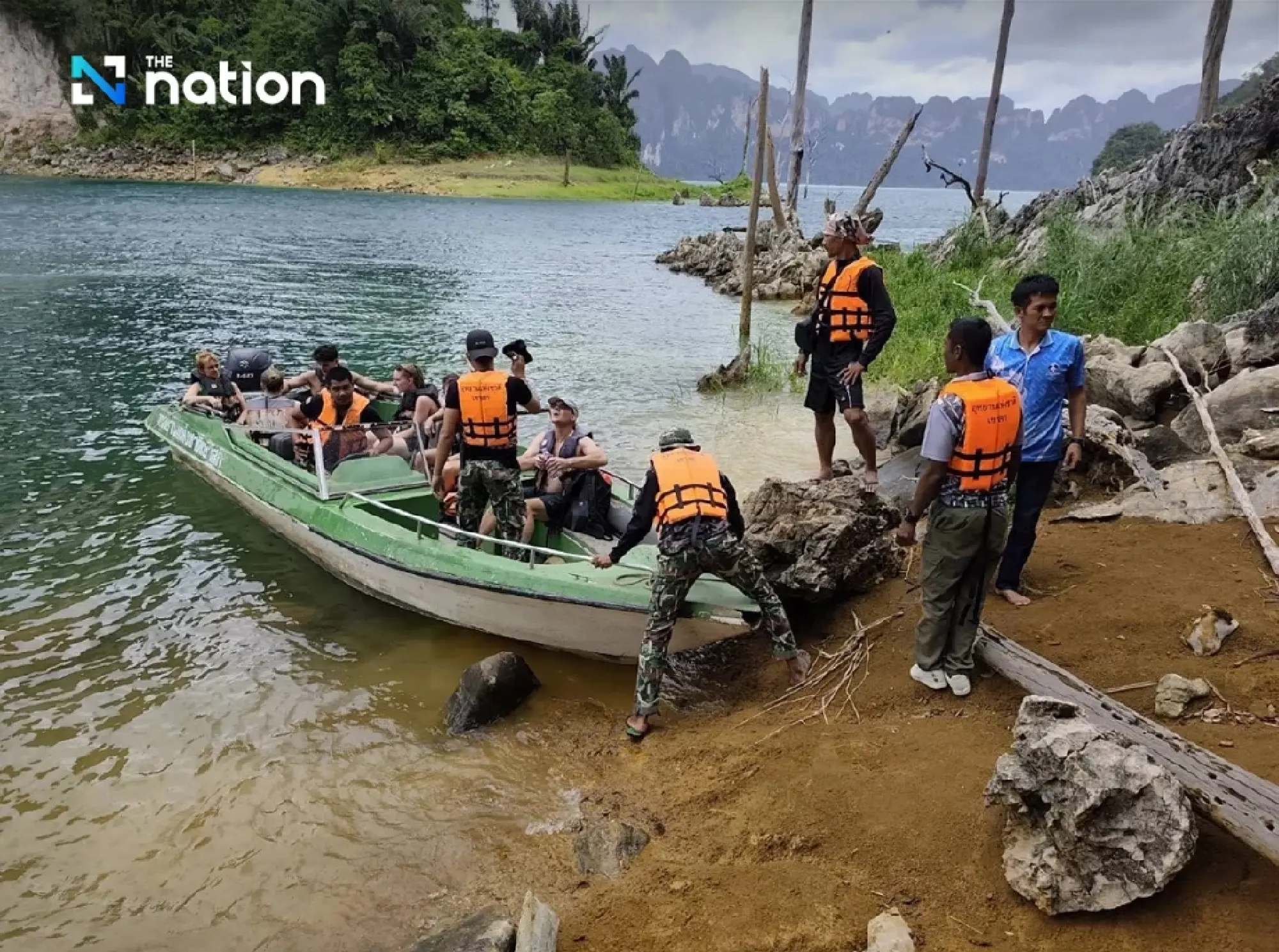 Tour guide dies after boat capsizes in Ratchaprapha Dam; all foreign tourists rescued