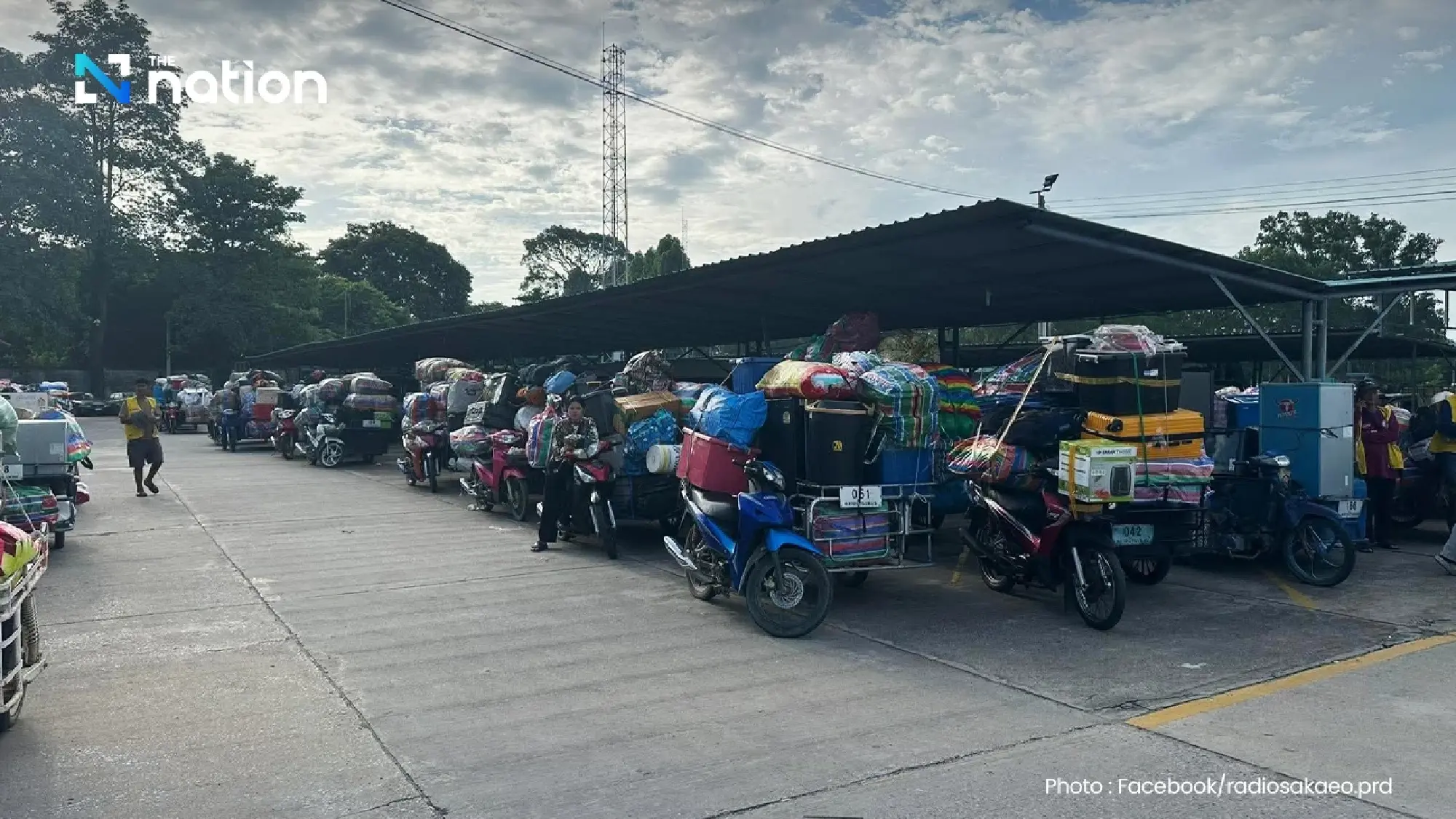 Over 1,000 Cambodian workers rush to return home amid border clashes, crowding Ban Khlong Luek checkpoint