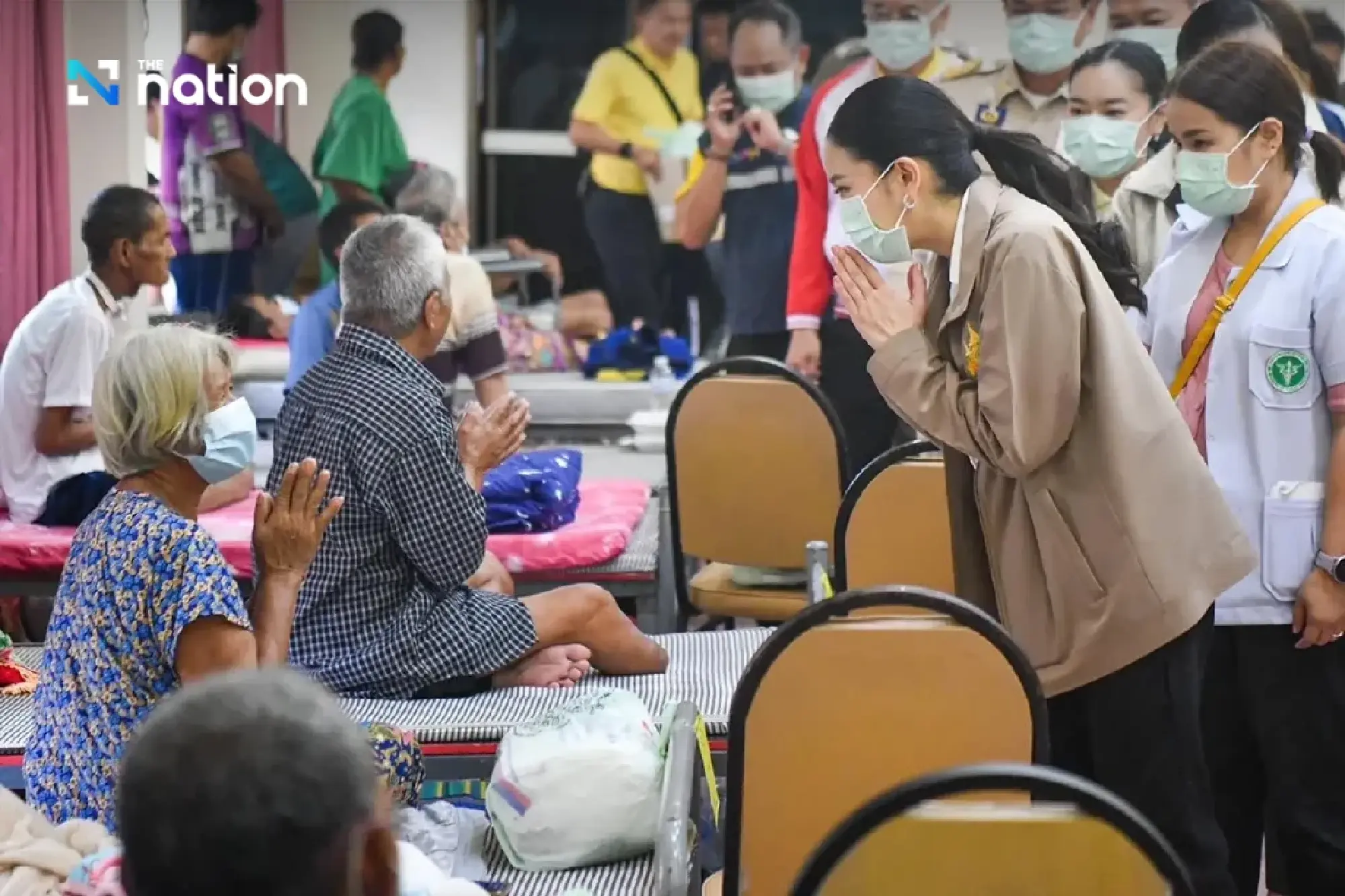 Paetongtarn visits evacuees, injured civilians and troops in Surin