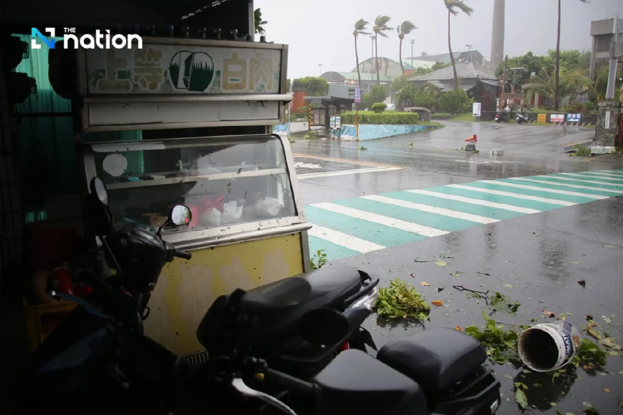 Typhoon \"Podul\" hits Taitung, Taiwan, cancels hundreds of flights and forces mass evacuations