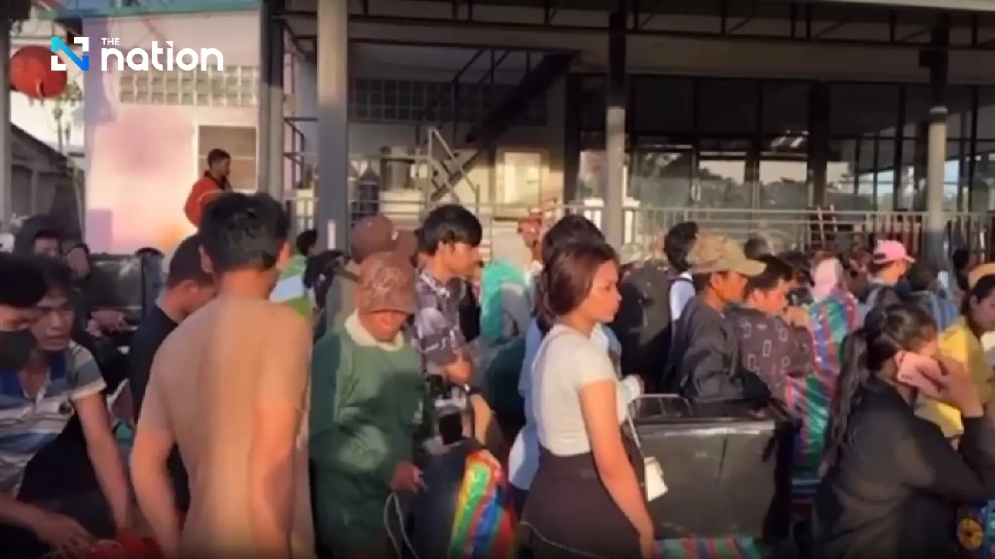 Tens of thousands of Cambodians return home via Chanthaburi border crossing