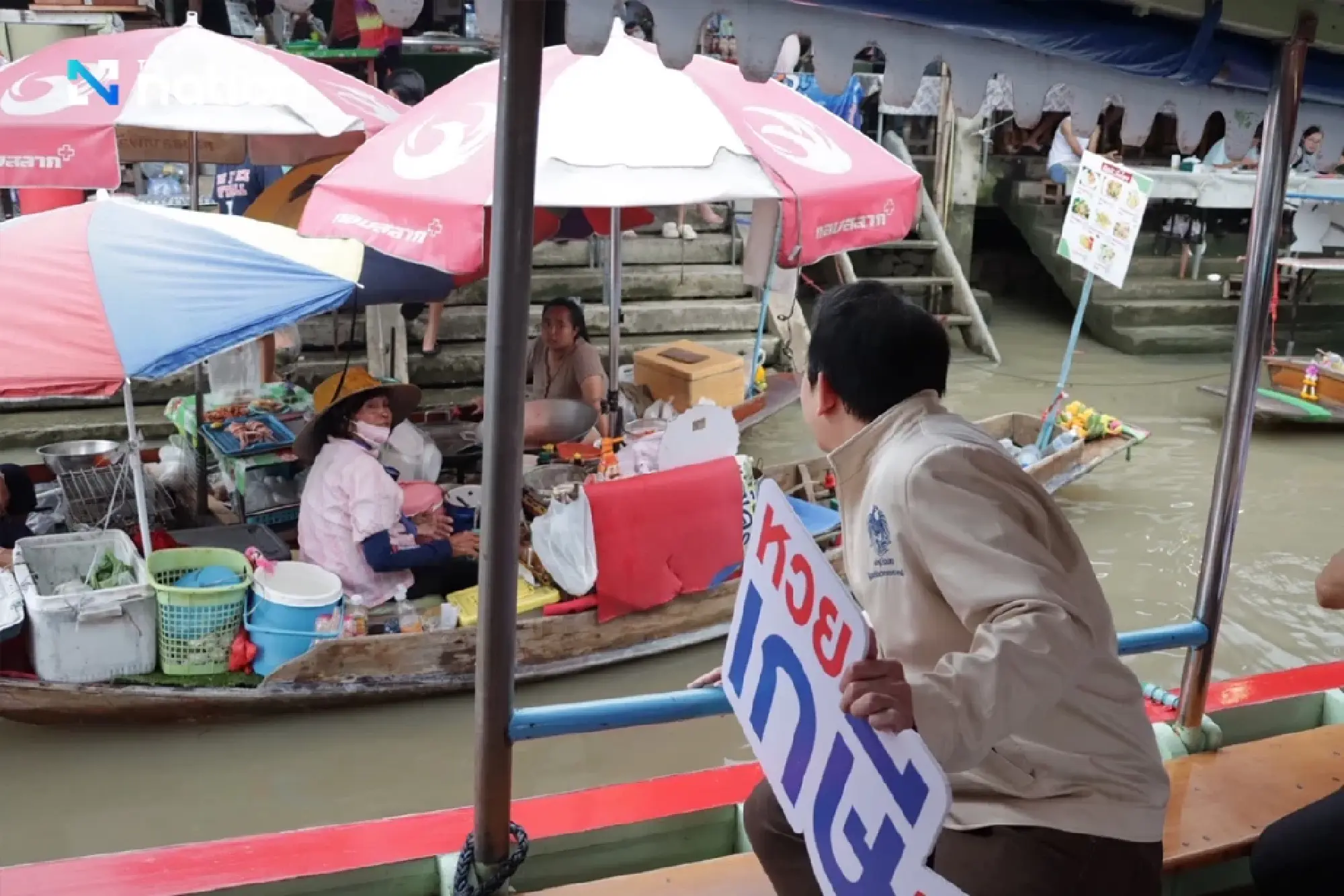 Paopoom visits Samut Songkhram markets to promote retirement lottery