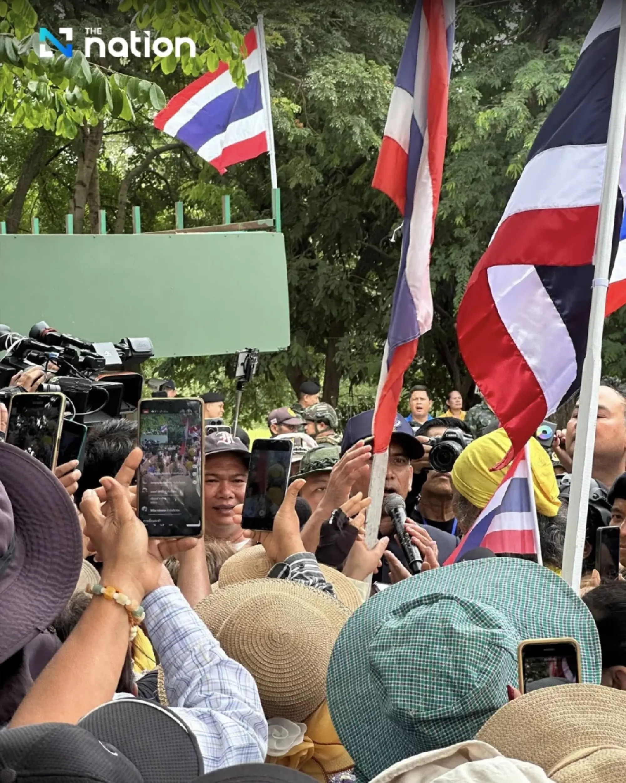 Villagers and nationalist groups rally at Sa Kaeo border to defend Thai territory