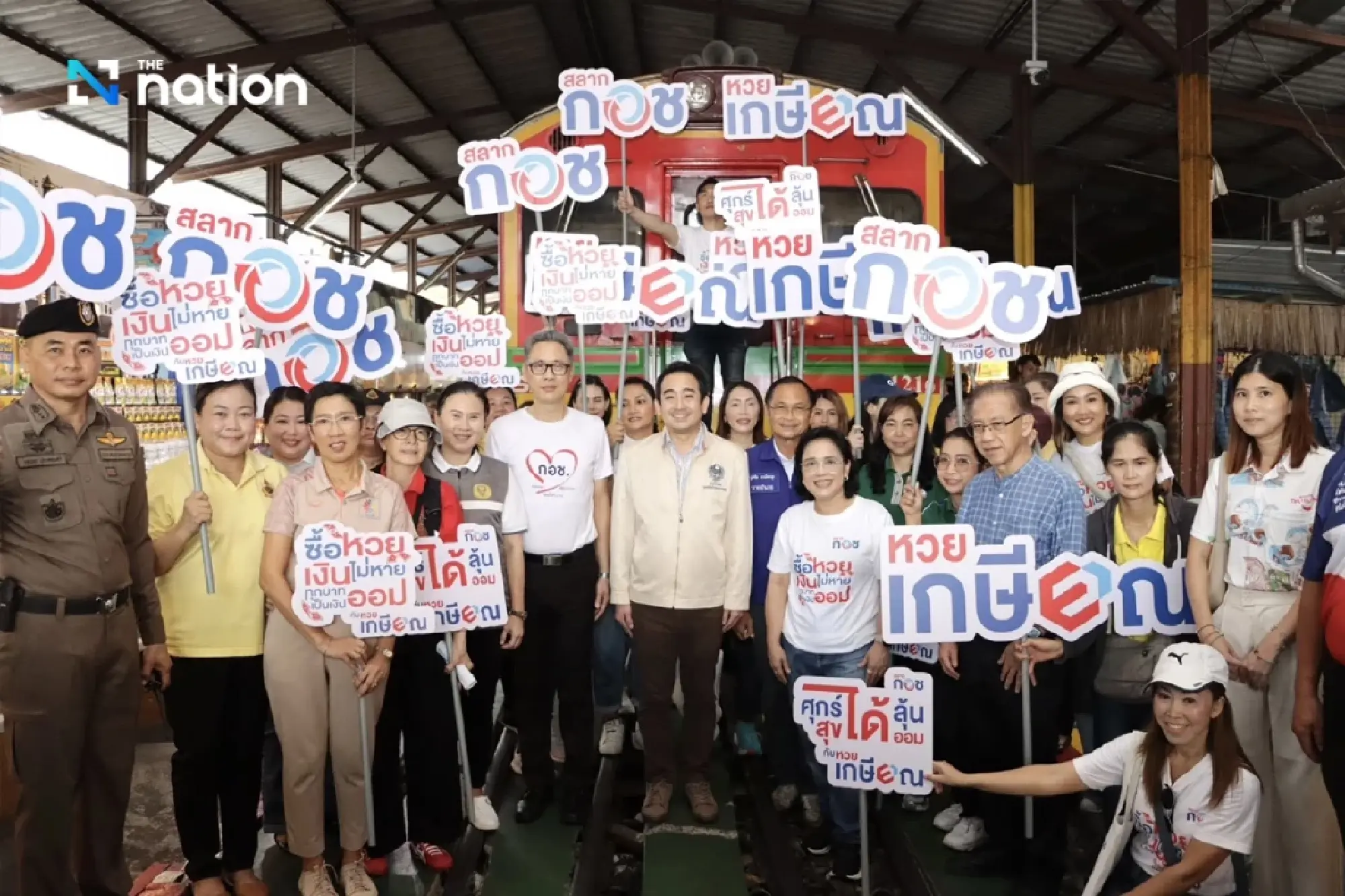 Paopoom visits Samut Songkhram markets to promote retirement lottery
