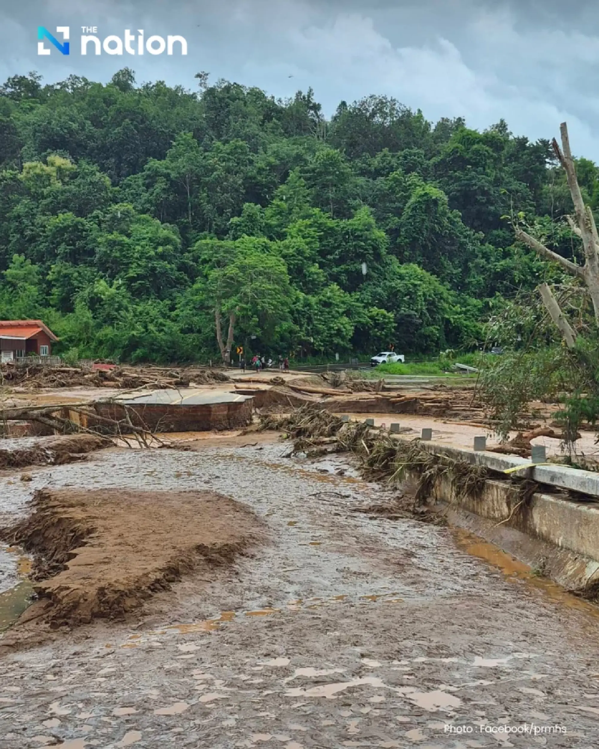 Mae Hong Son highway collapsed by run-offs following heavy downpours