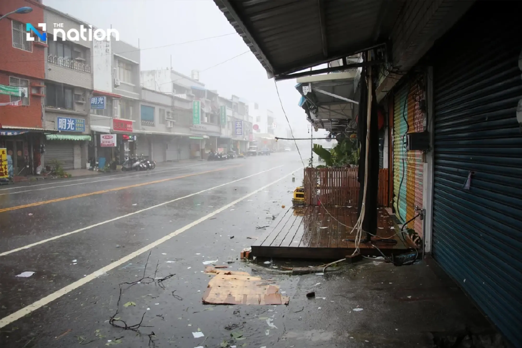 Typhoon \"Podul\" hits Taitung, Taiwan, cancels hundreds of flights and forces mass evacuations