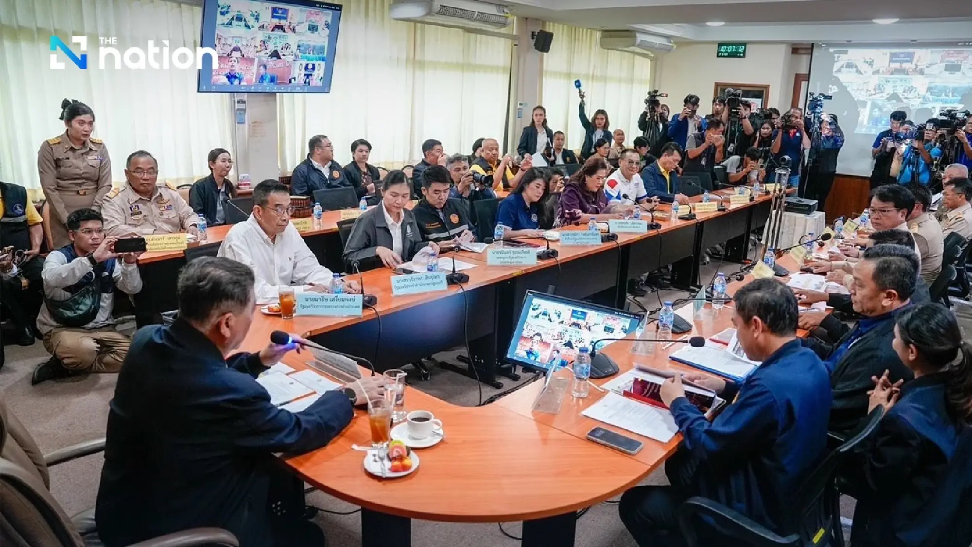 Phumtham meets governors of four Thai–Cambodian border provinces, issues five key directives prioritising lives and property