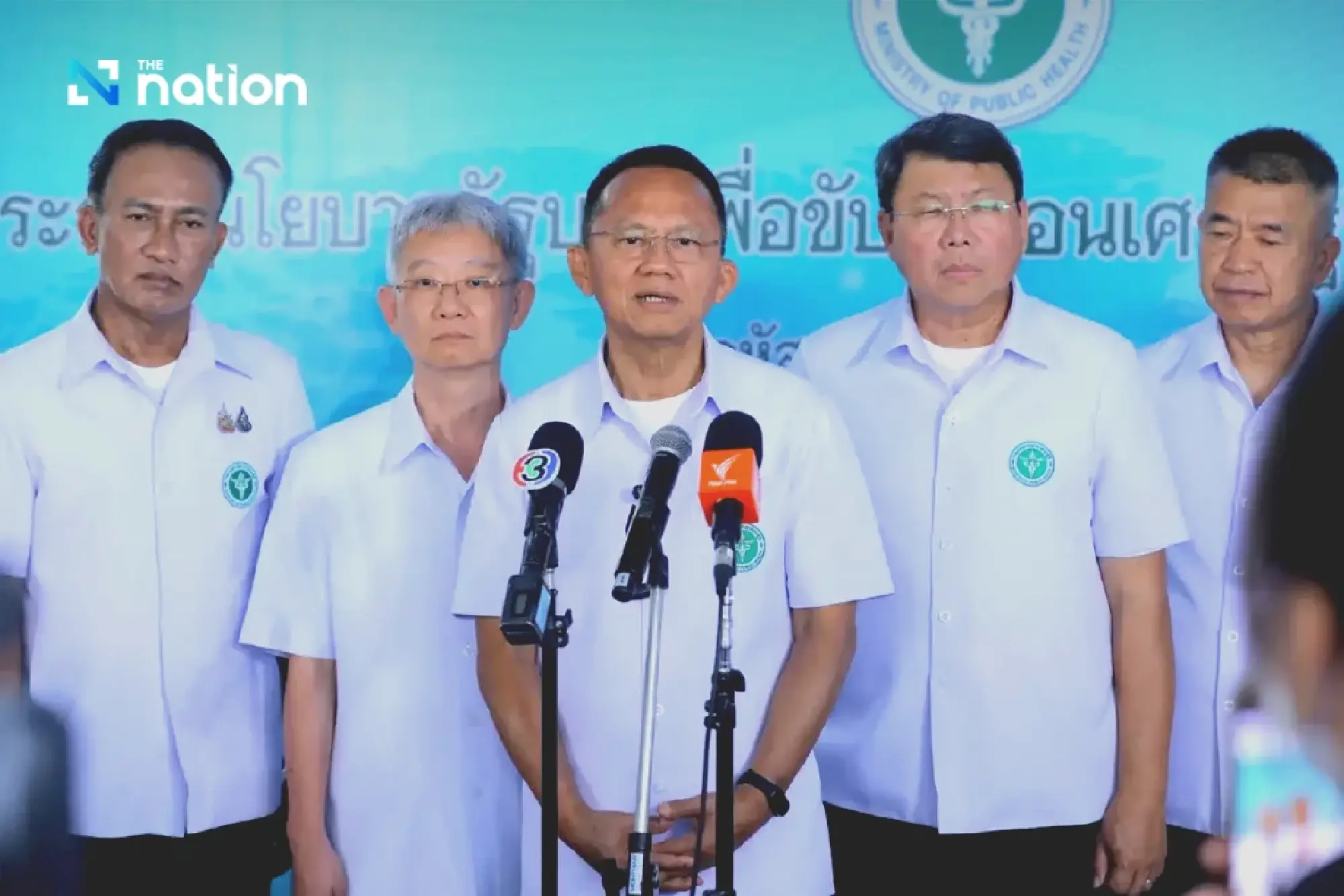 (centre) Somsak Thepsutin