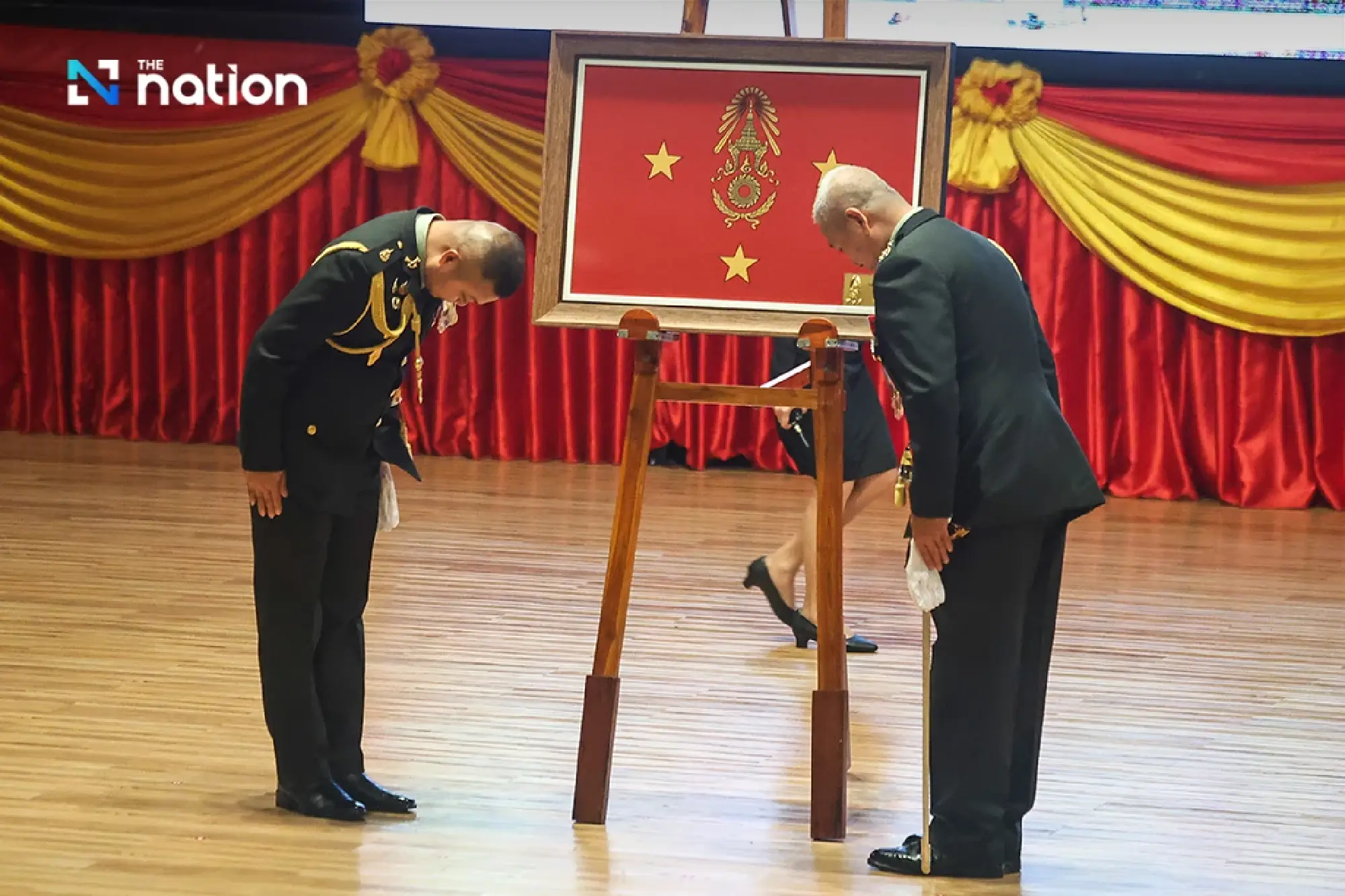 King appoints Lt Gen Boonsin and 37 officers as special royal guards