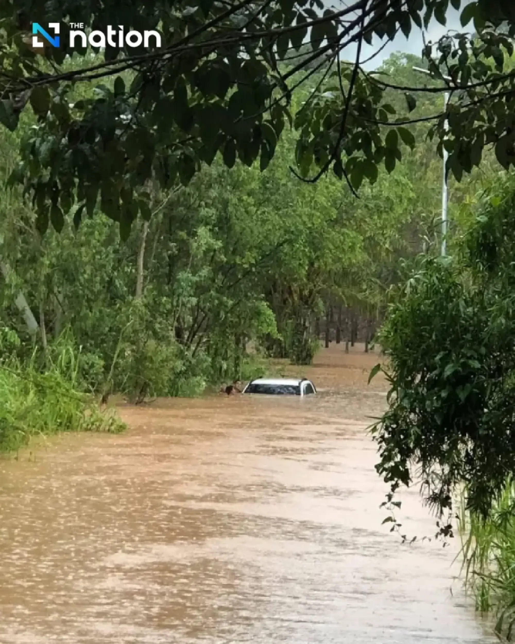 Loei Flooding: Typhoon Mitag Unleashes Flash Flood in Phu Ruea, Submerging Car