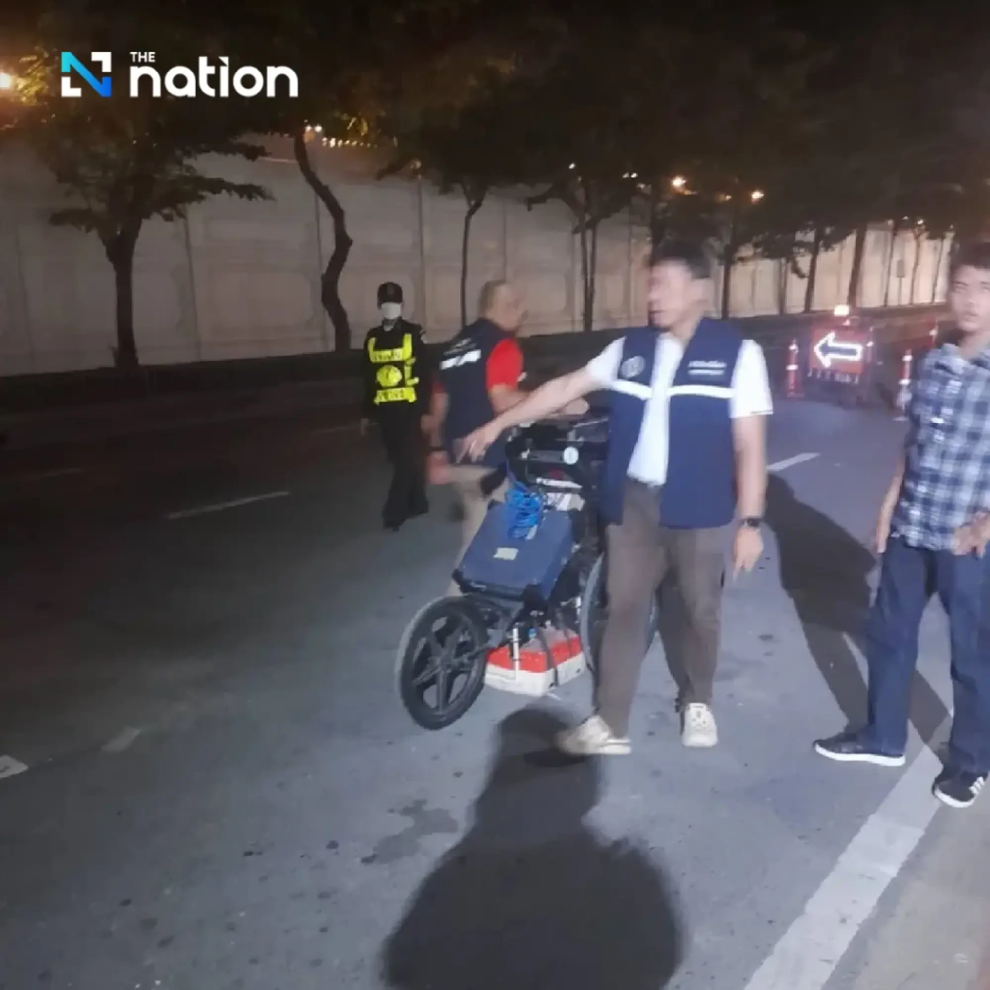 Bangkok officials inspect Sukhothai Road cracks, confirm no structural risk