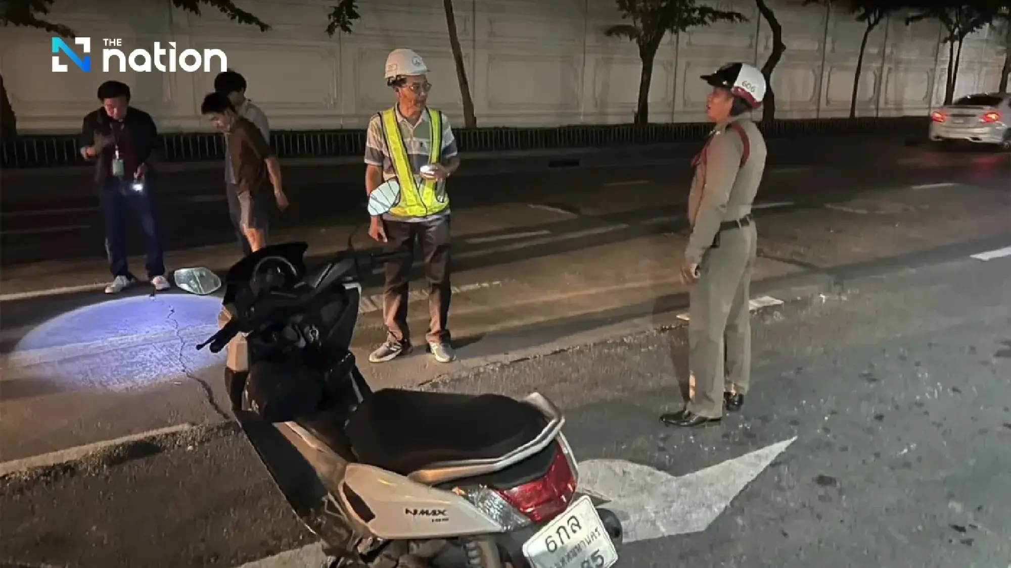 Bangkok officials inspect Sukhothai Road cracks, confirm no structural risk