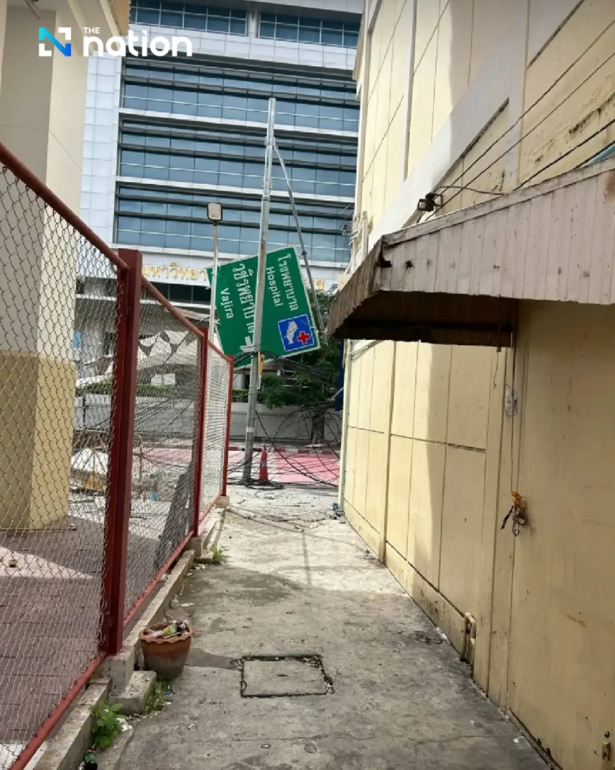 Dusit district sets up support centre for those affected by road subsidence at Vajira Hospital