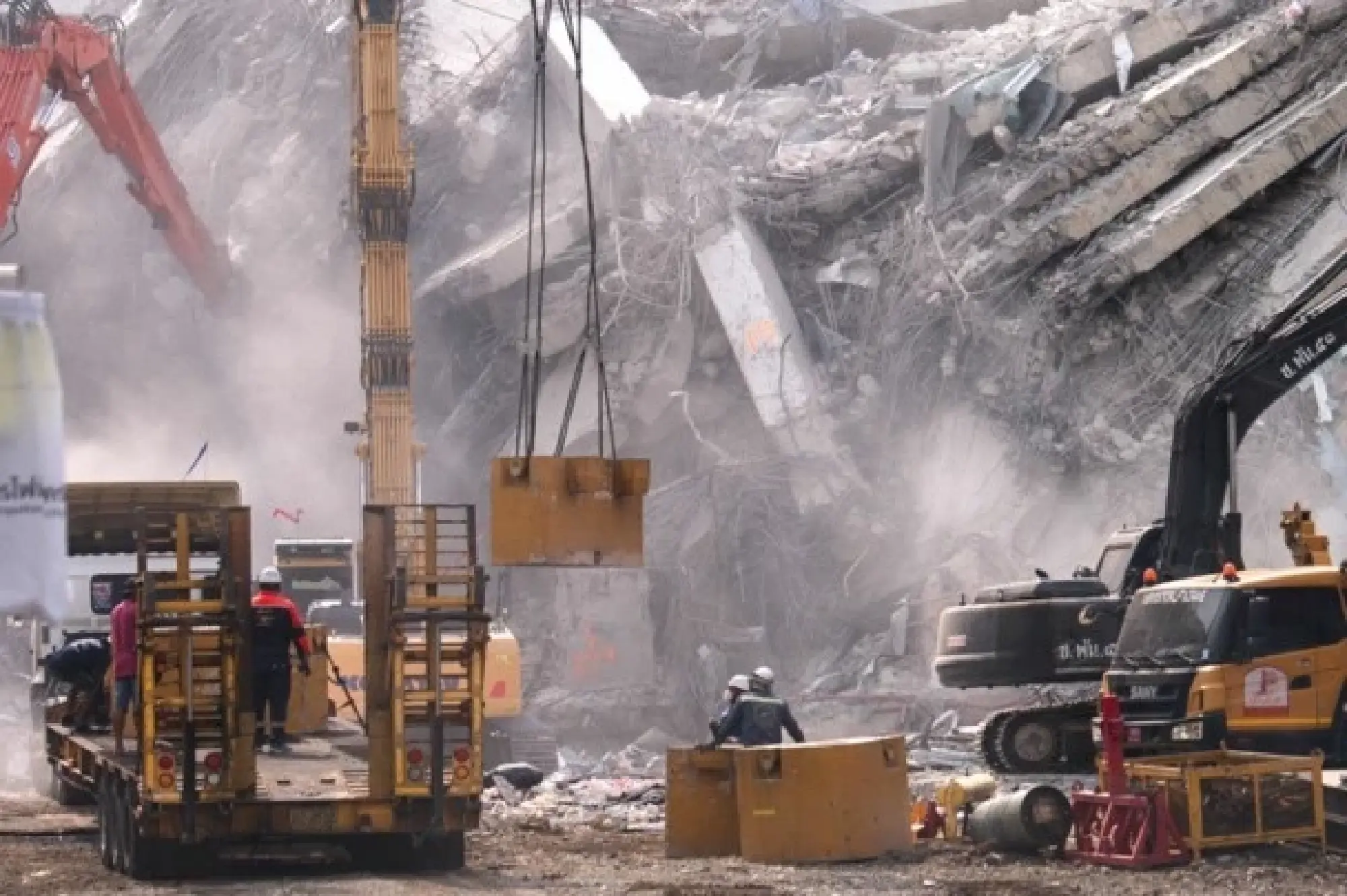 Heavy construction equipment is used to clear the debris at the site of an under-construction building collapse in Bangkok on April 2, 2025, five days after an earthquake struck central Myanmar and Thailand. (c) AFP-Jiji