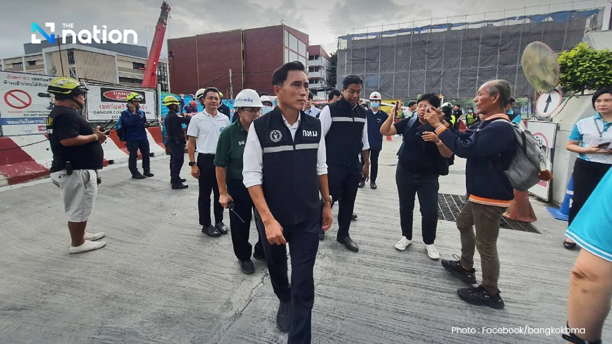 Bangkok governor inspects major road subsidence outside Vajira Hospital