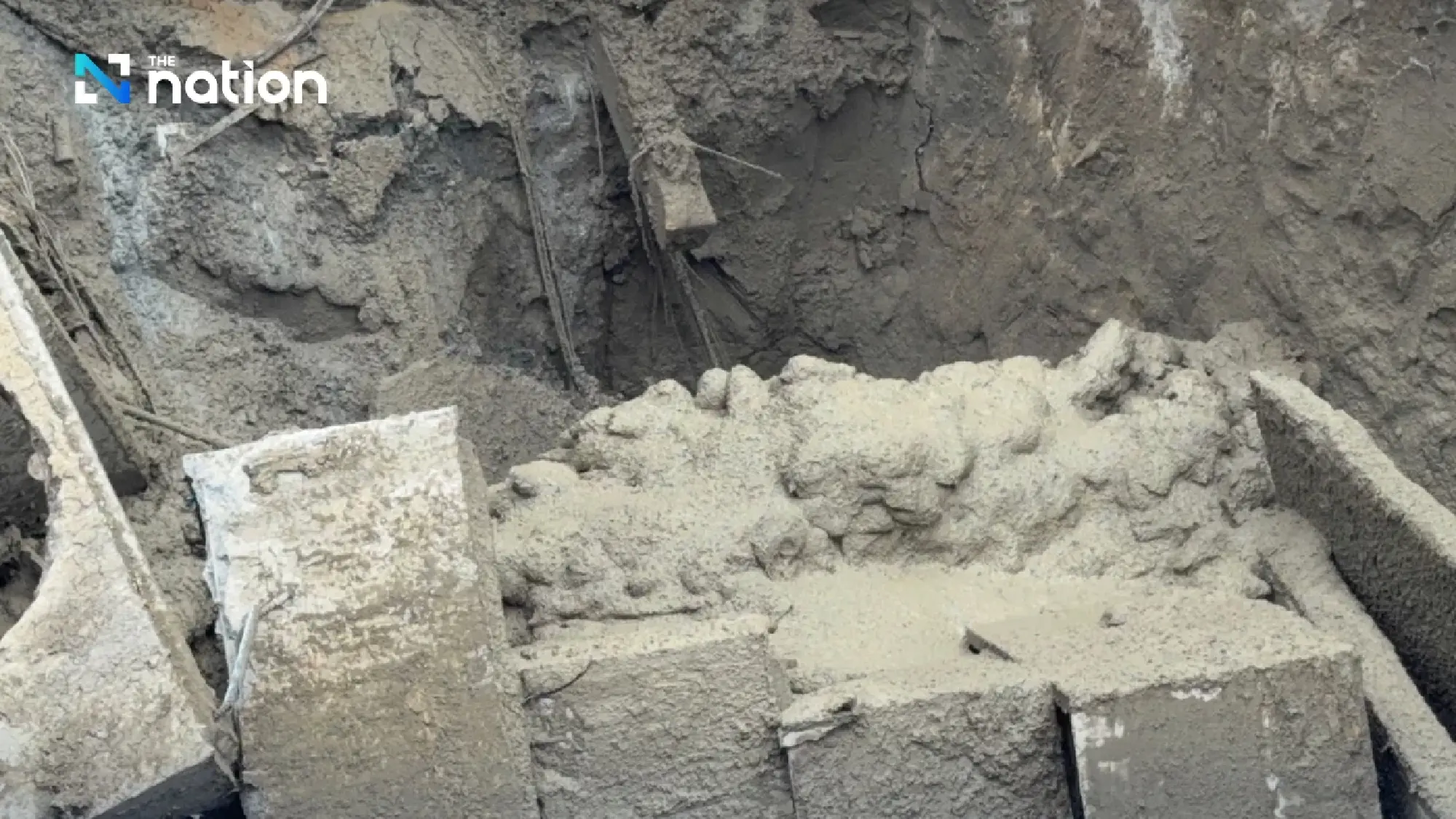 Bangkok Scraps Rescue Plan for 50-Metre Sinkhole; Concrete Poured to Halt Landslide Risk