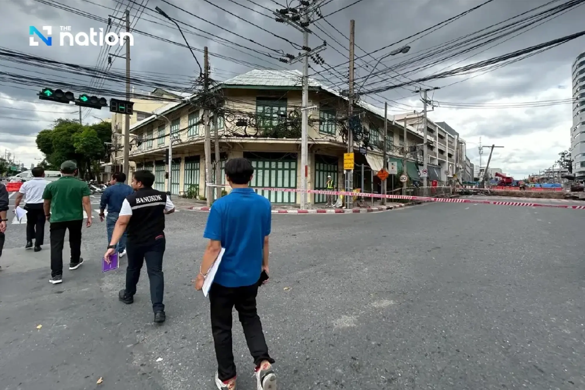 Dusit district sets up support centre for those affected by road subsidence at Vajira Hospital