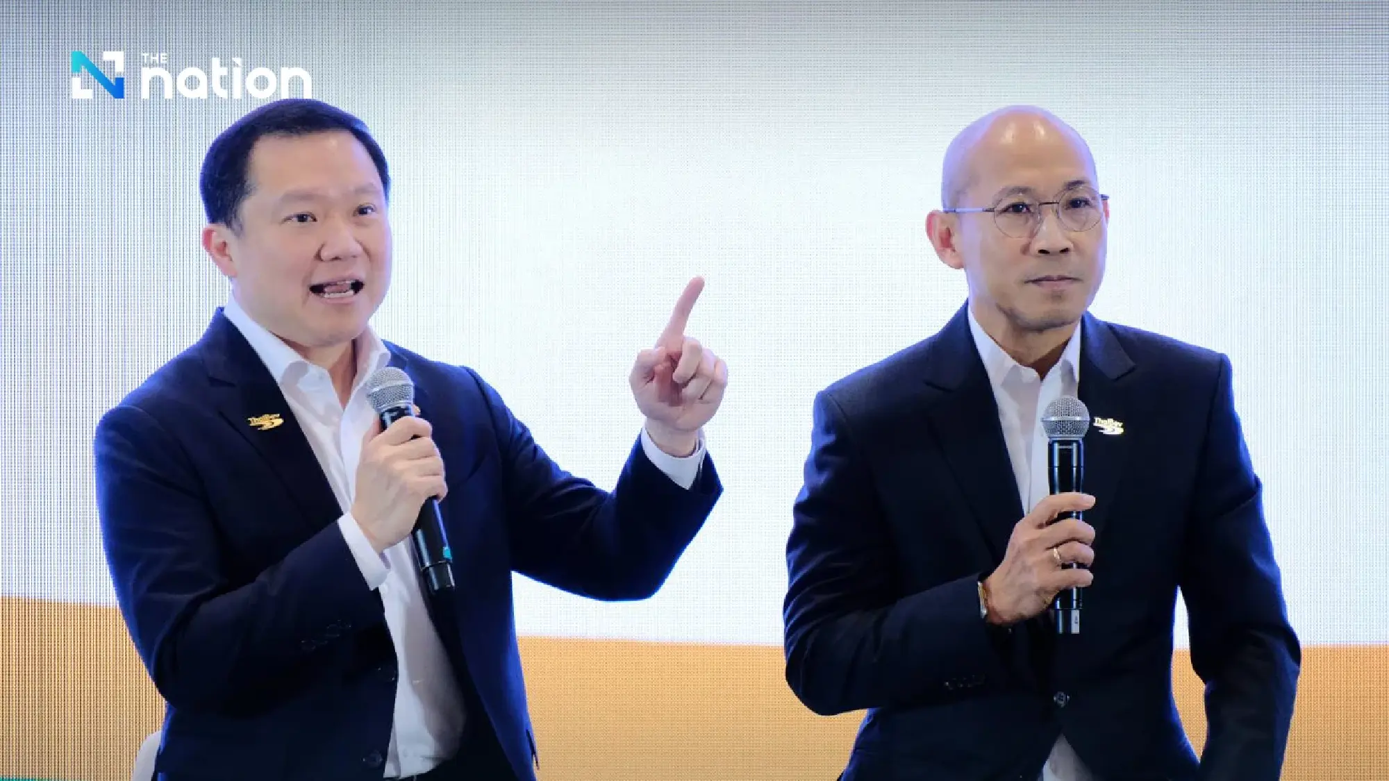 (from left)  Thapana Sirivadhanabhakdi and Kosit Suksingha