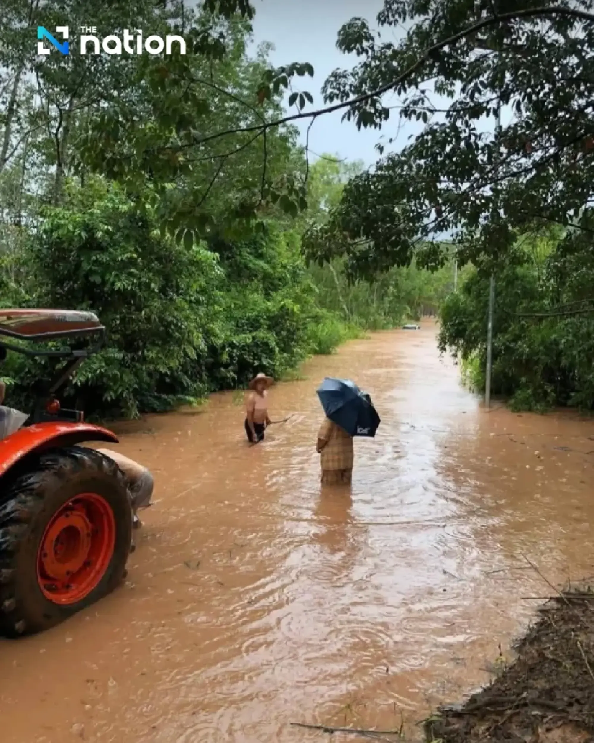 Loei Flooding: Typhoon Mitag Unleashes Flash Flood in Phu Ruea, Submerging Car