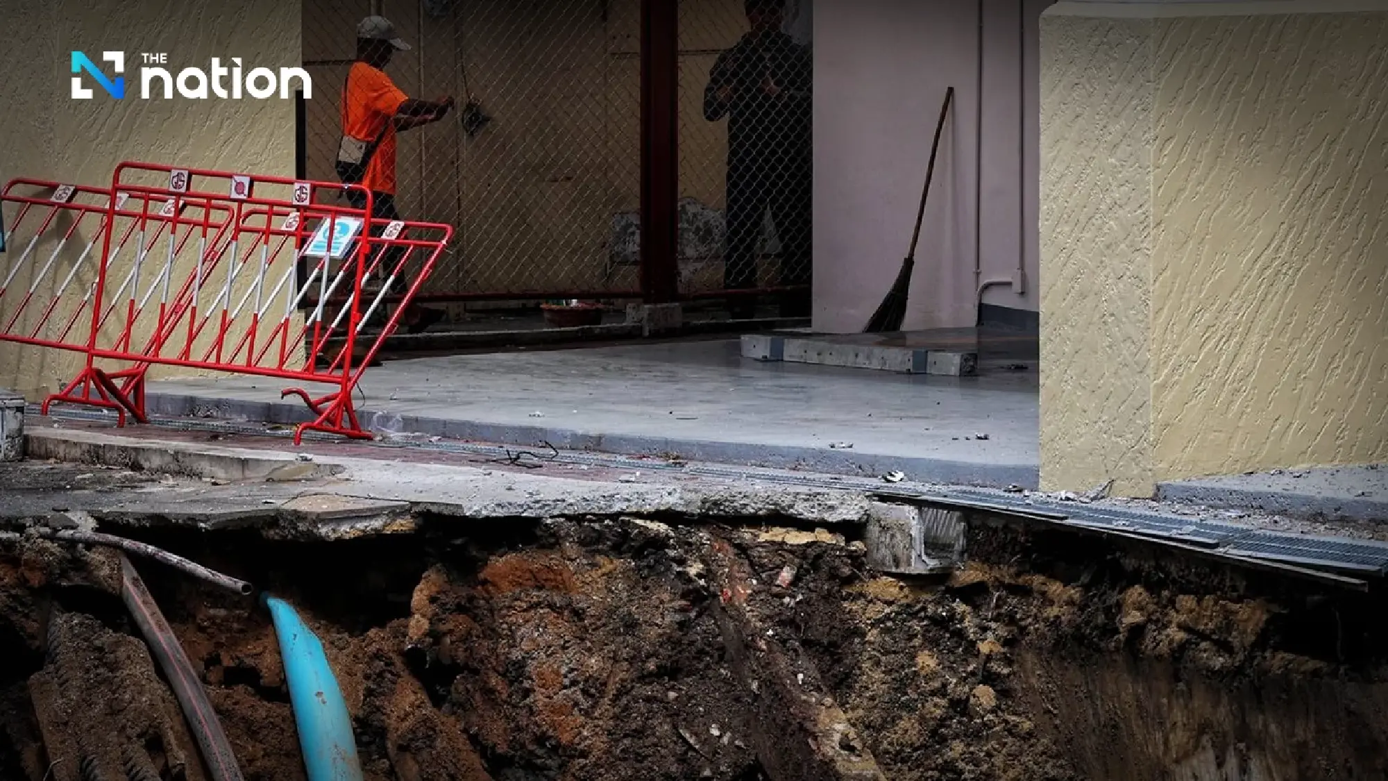 Larger crack found at Samsen Police Station after road collapse