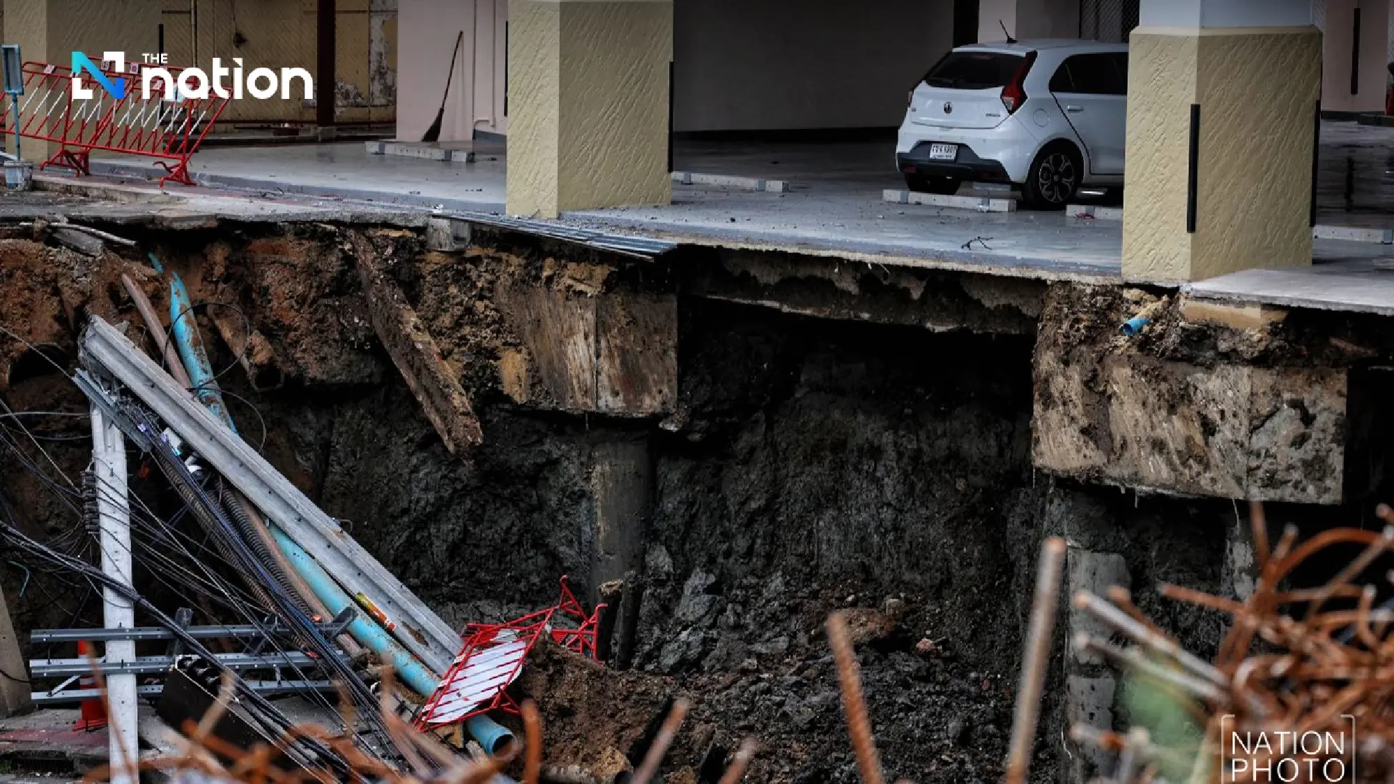 Authorities remove stranded truck from Vajira Hospital sinkhole, evacuation underway