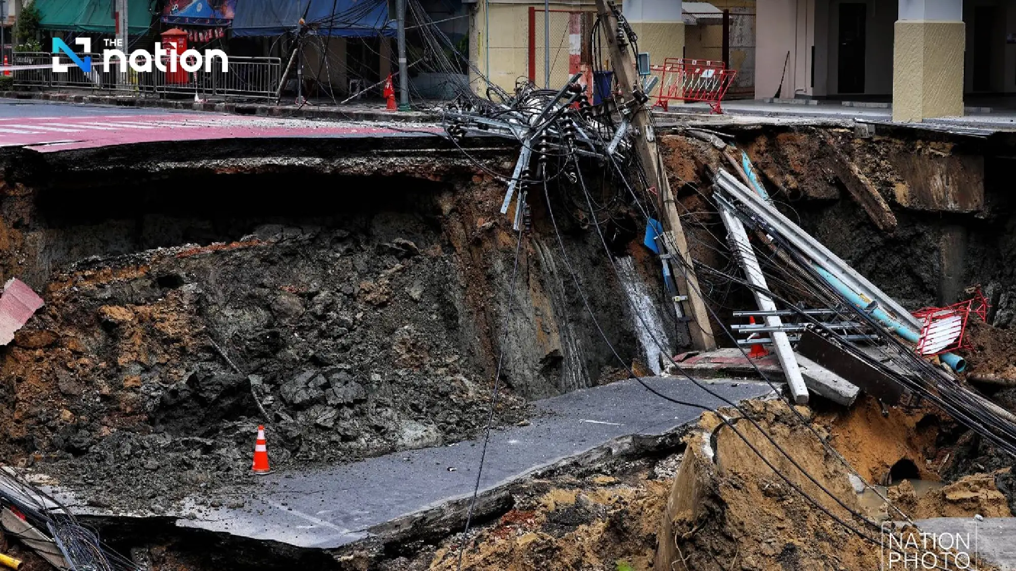 Authorities remove stranded truck from Vajira Hospital sinkhole, evacuation underway