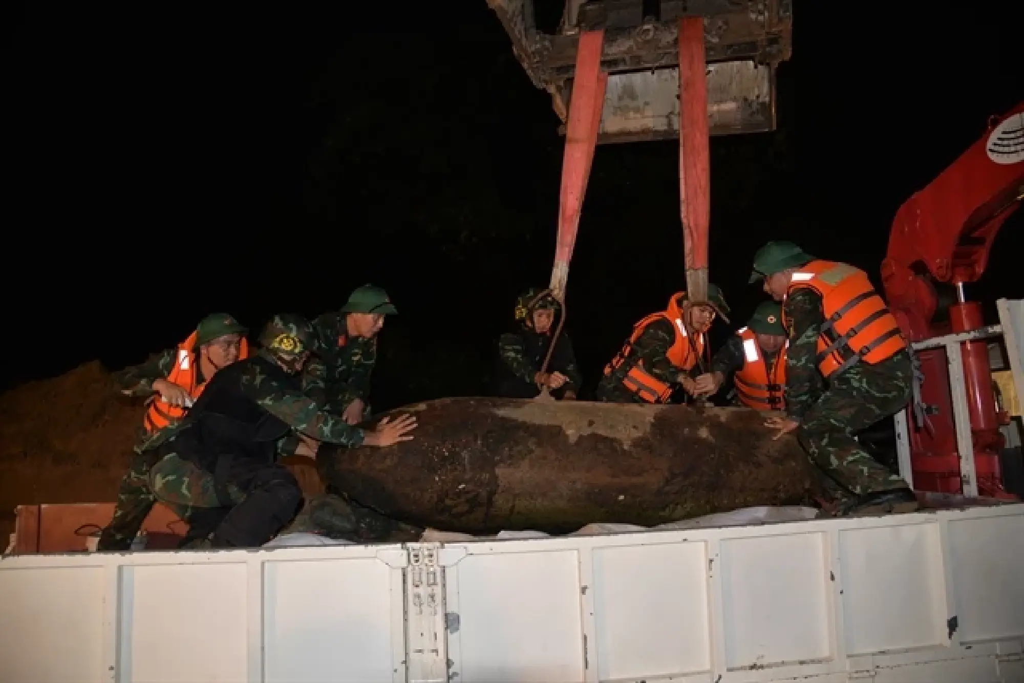 Two 1.3-tonne bombs pulled out of Hanoi's Red River