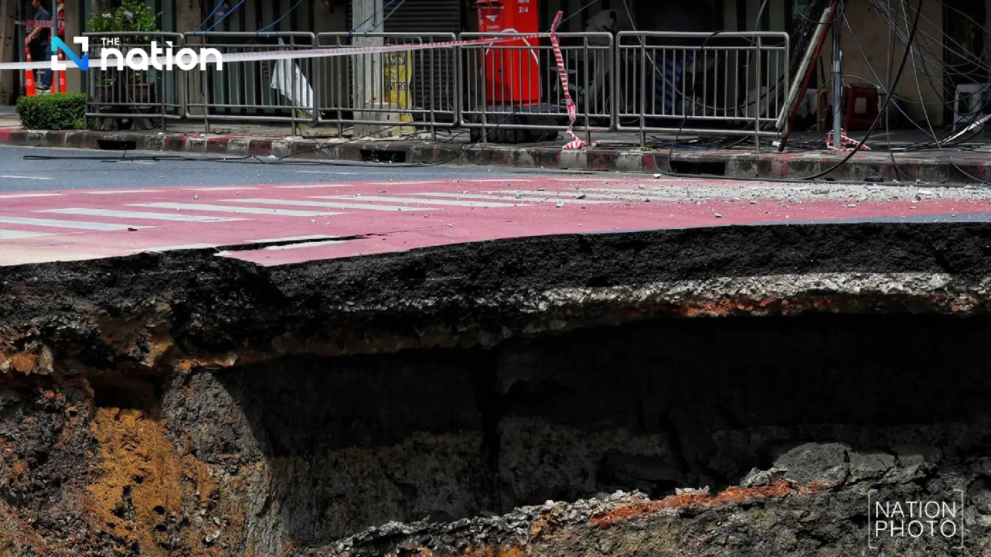 Authorities remove stranded truck from Vajira Hospital sinkhole, evacuation underway
