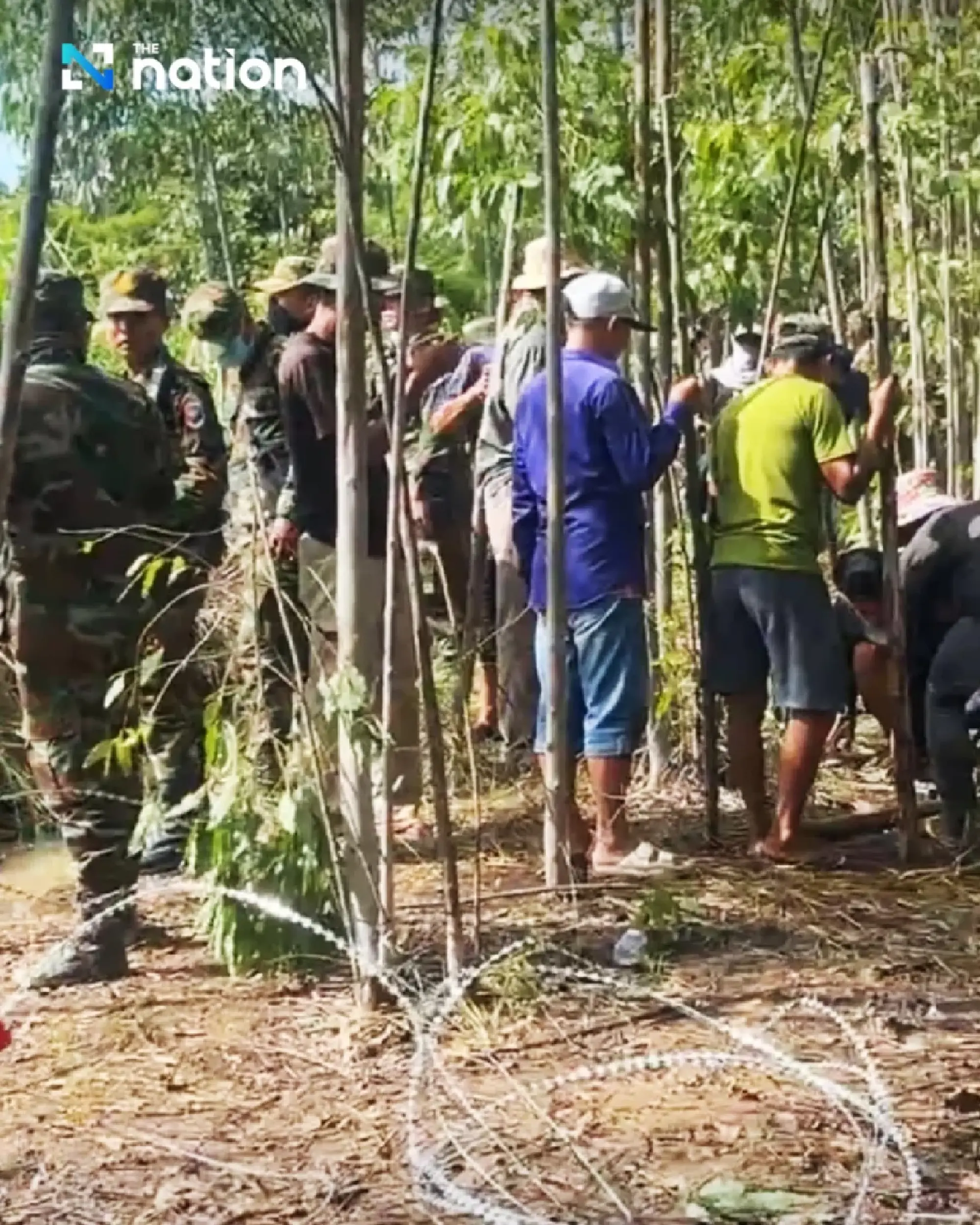 Cambodians dismantle razor wires at Ban Nong Chan again