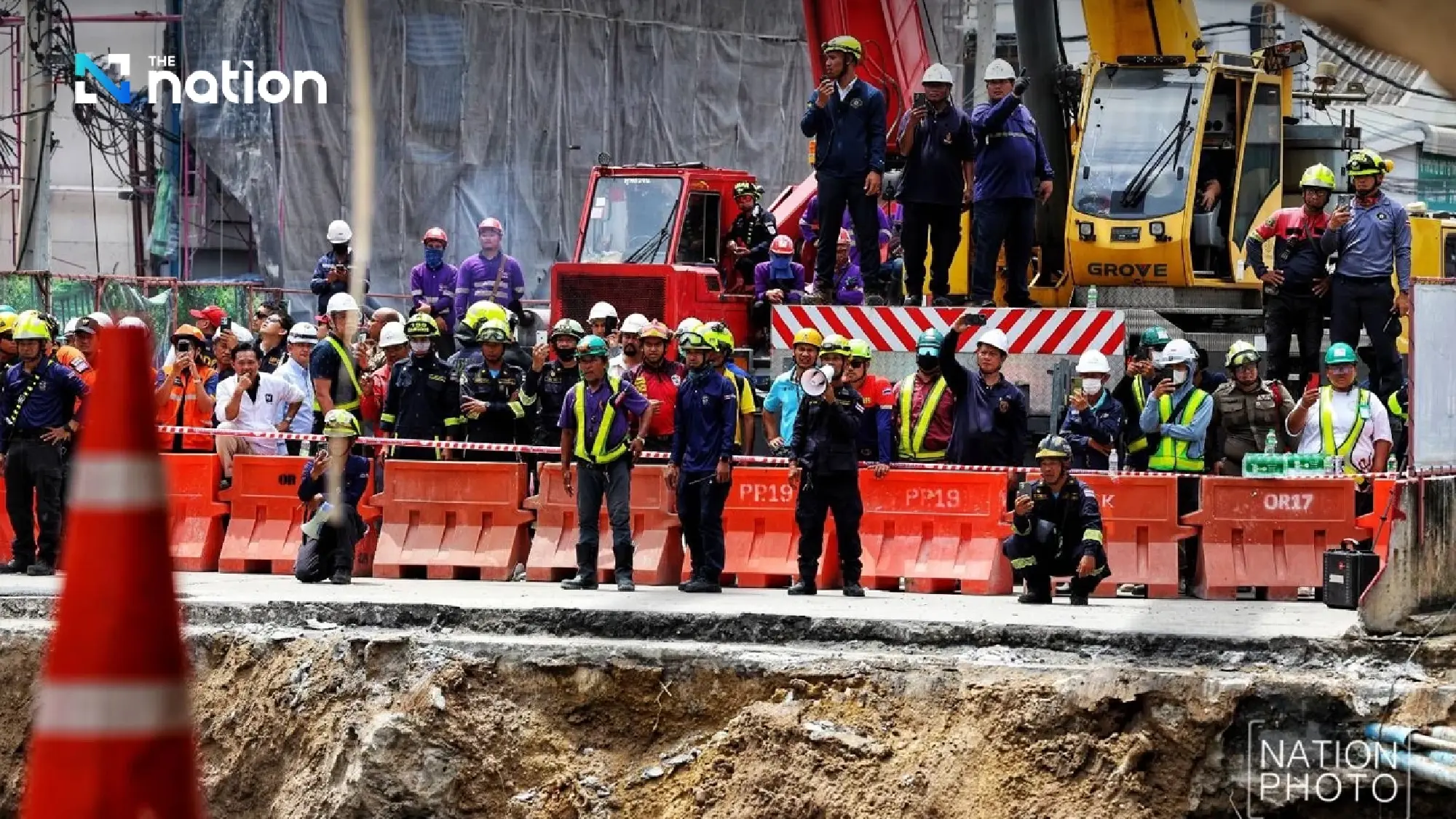 Authorities remove stranded truck from Vajira Hospital sinkhole, evacuation underway