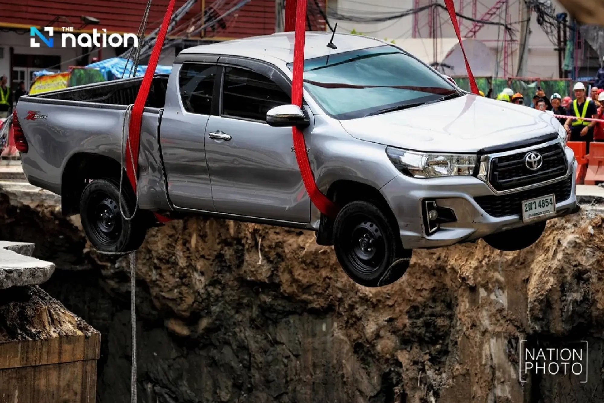 Authorities remove stranded truck from Vajira Hospital sinkhole, evacuation underway