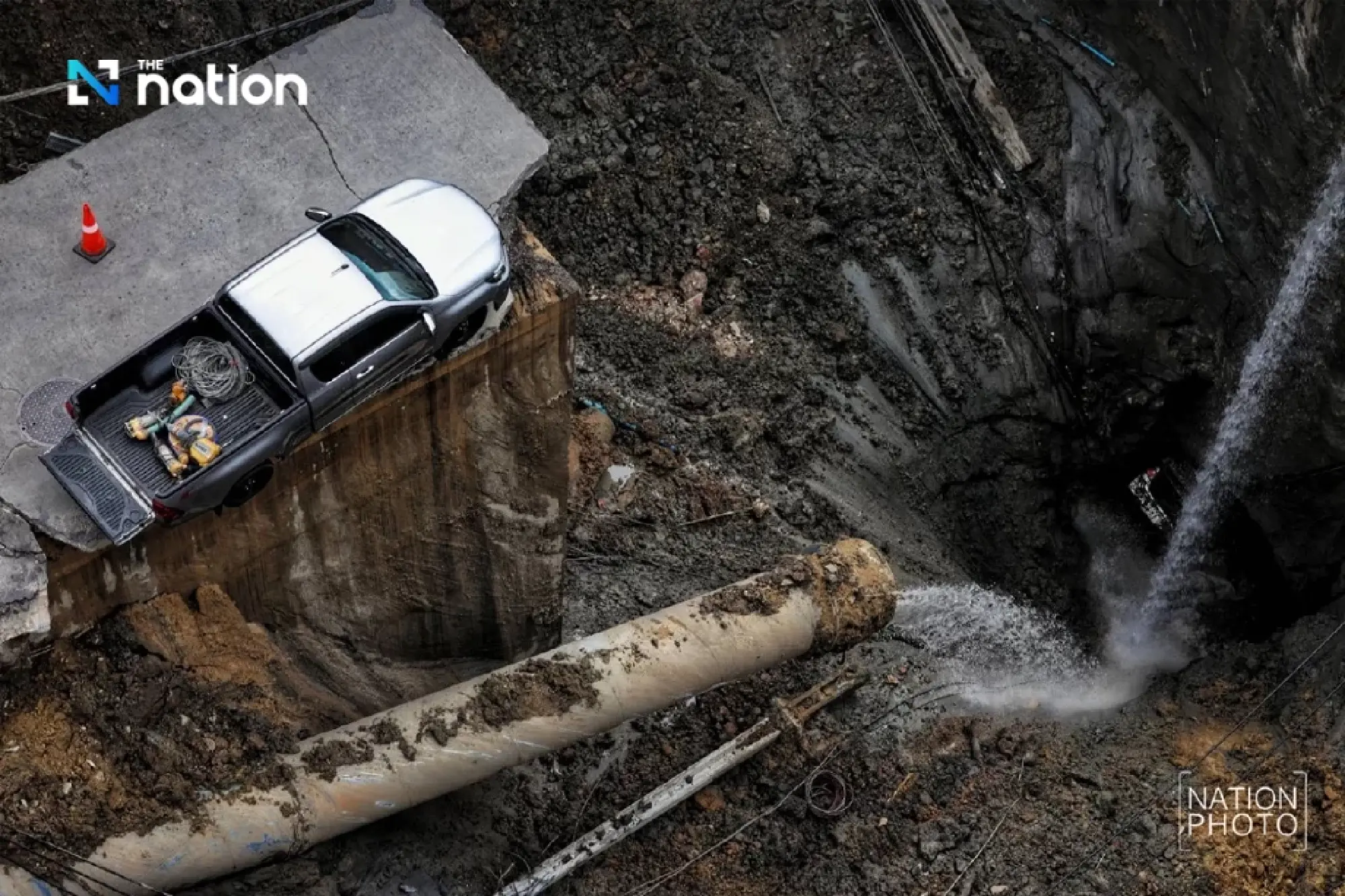 Authorities remove stranded truck from Vajira Hospital sinkhole, evacuation underway