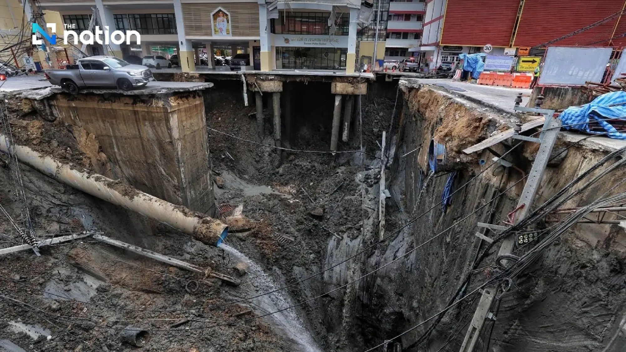 Chadchart confirms road collapse at Vajira Hospital caused by soil entering metro tunnel