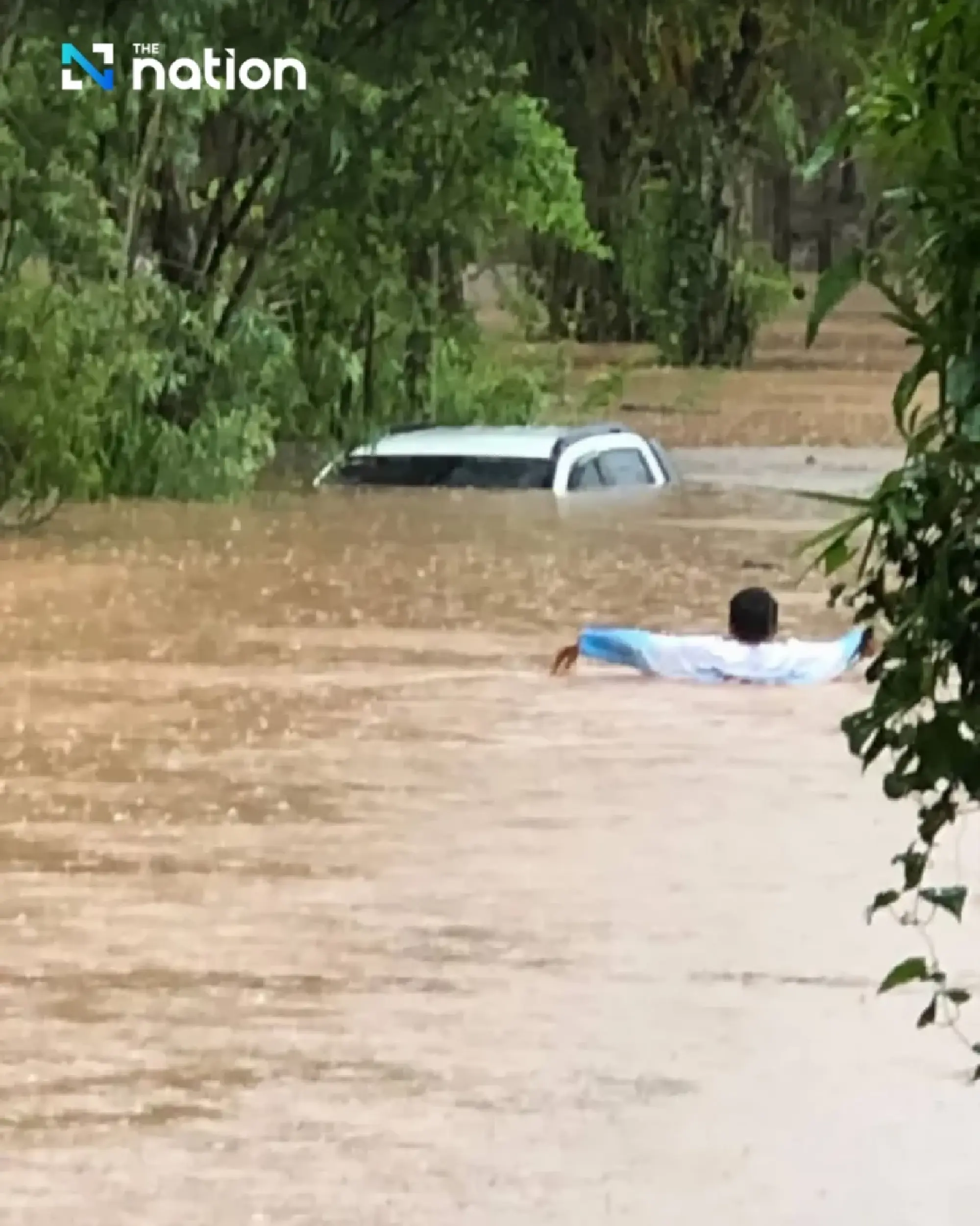 Loei Flooding: Typhoon Mitag Unleashes Flash Flood in Phu Ruea, Submerging Car