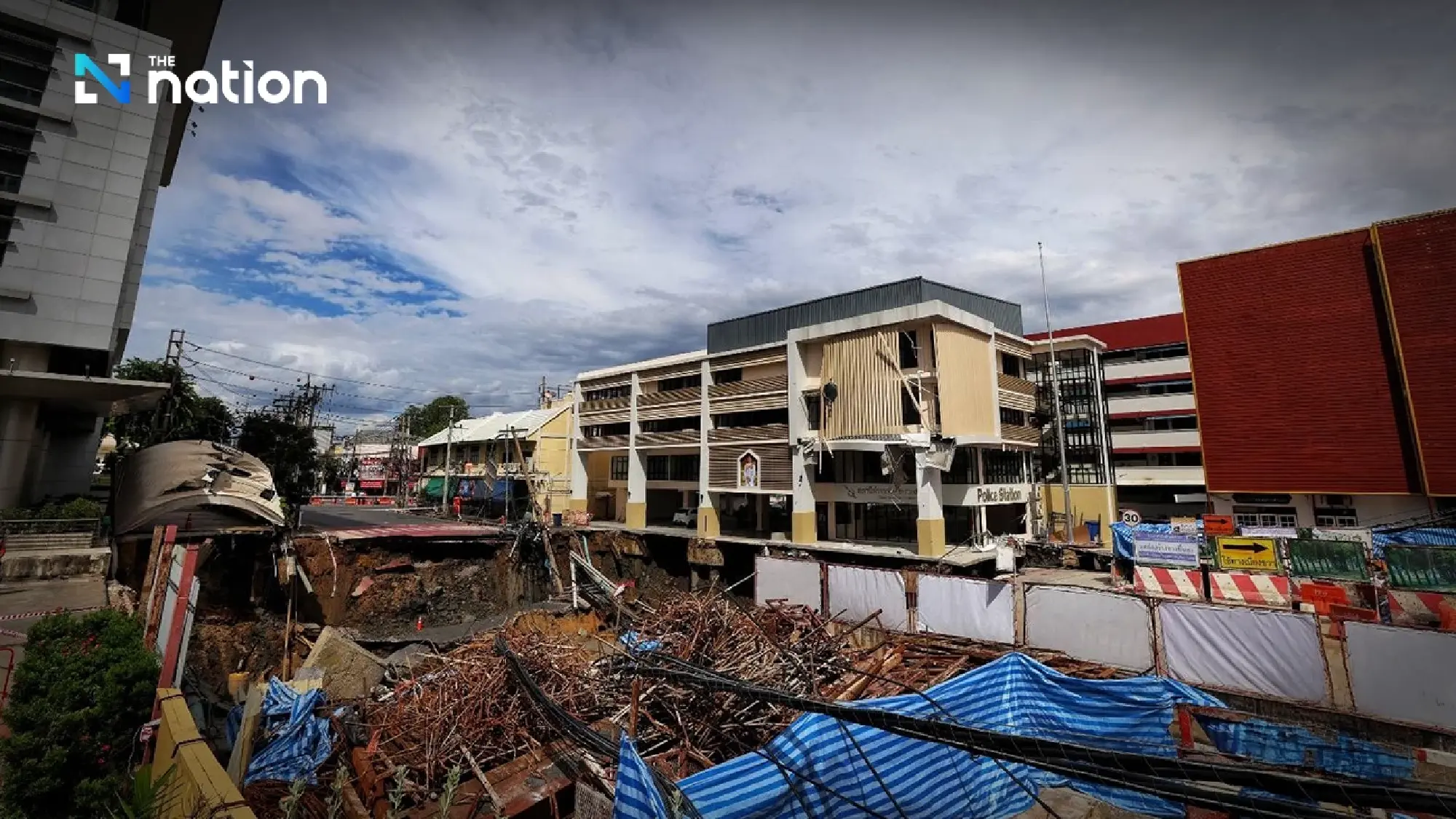 Larger crack found at Samsen Police Station after road collapse