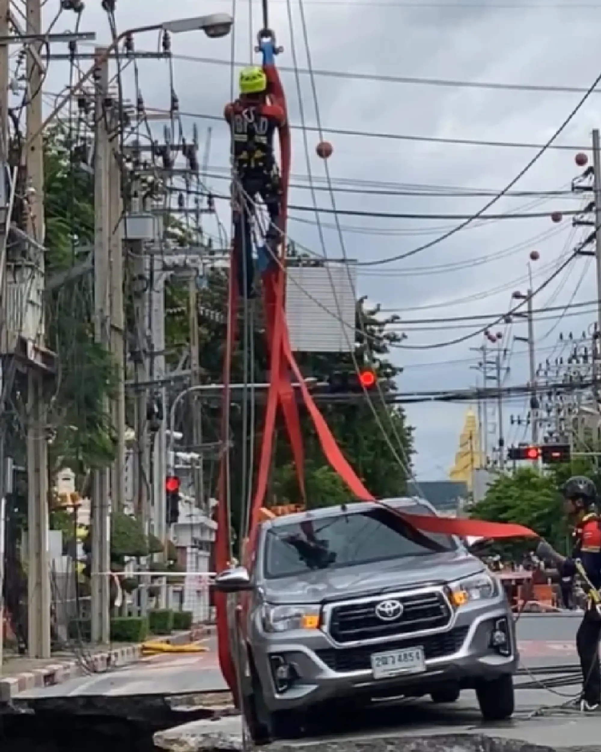 Authorities remove stranded truck from Vajira Hospital sinkhole, evacuation underway